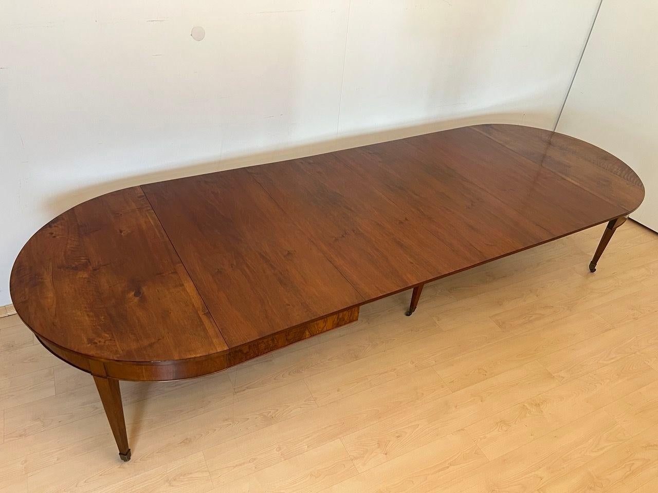 Biedermeier Ausziehbarer Esstisch, Nussbaum, Messing, Schweiz um 1820 im Angebot 8