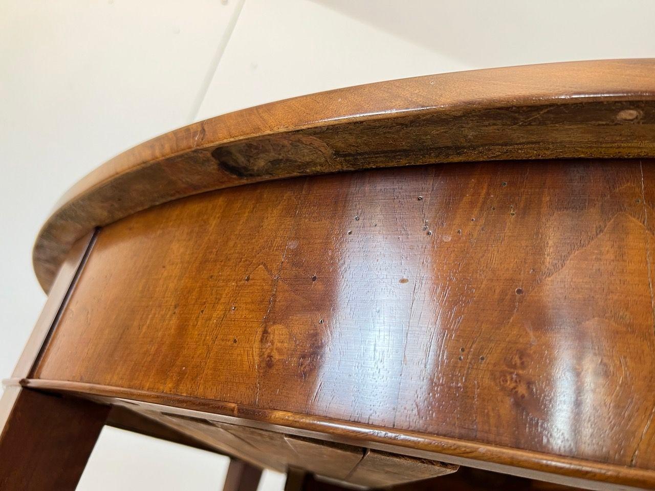 Biedermeier Ausziehbarer Esstisch, Nussbaum, Messing, Schweiz um 1820 im Angebot 9
