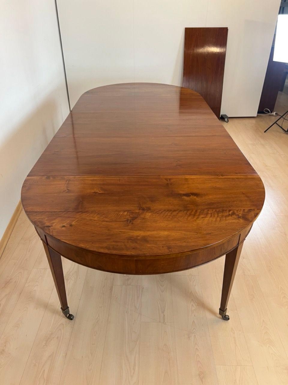 Biedermeier Ausziehbarer Esstisch, Nussbaum, Messing, Schweiz um 1820 im Angebot 10