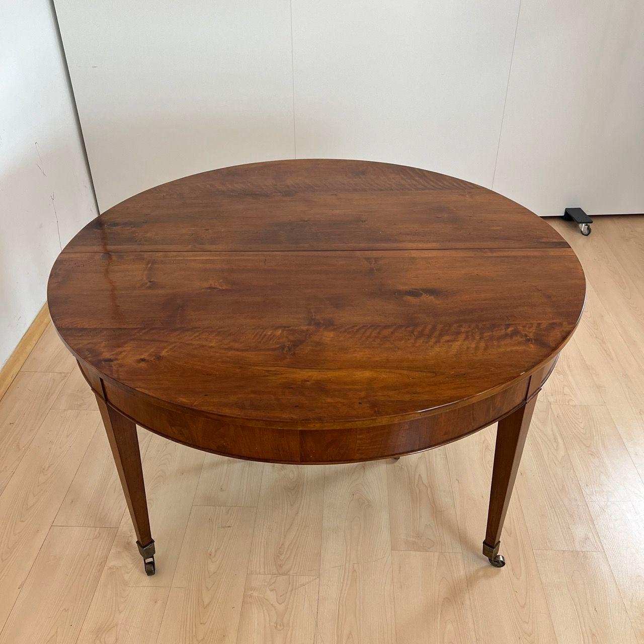 Grosser, früher Biedermeier Ausziehtisch in Nussbaum massiv und furniert, Schweiz um 1810-20.
Runder Tisch mit Platte und Beinen aus massivem Nussbaum und nussbaumfurnierter Schürze. Alter restaurierter Zustand mit geringen Gebrauchsspuren.
2
