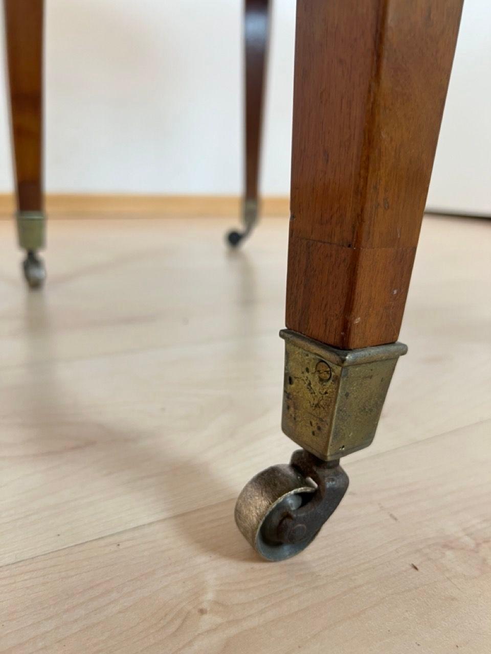 Biedermeier Ausziehbarer Esstisch, Nussbaum, Messing, Schweiz um 1820 im Angebot 14