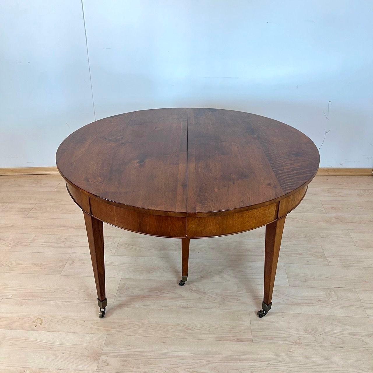 Biedermeier Ausziehbarer Esstisch, Nussbaum, Messing, Schweiz um 1820 (Schweizerisch) im Angebot