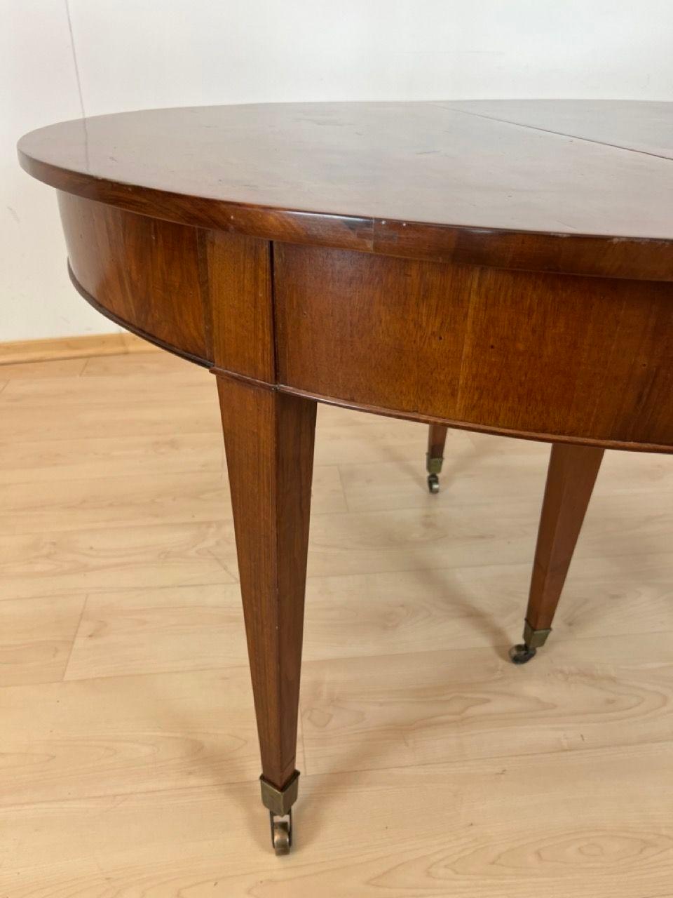 Biedermeier Ausziehbarer Esstisch, Nussbaum, Messing, Schweiz um 1820 (Gegossen) im Angebot