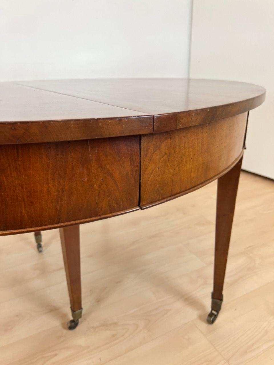 Biedermeier Ausziehbarer Esstisch, Nussbaum, Messing, Schweiz um 1820 im Zustand „Gut“ im Angebot in Regensburg, DE