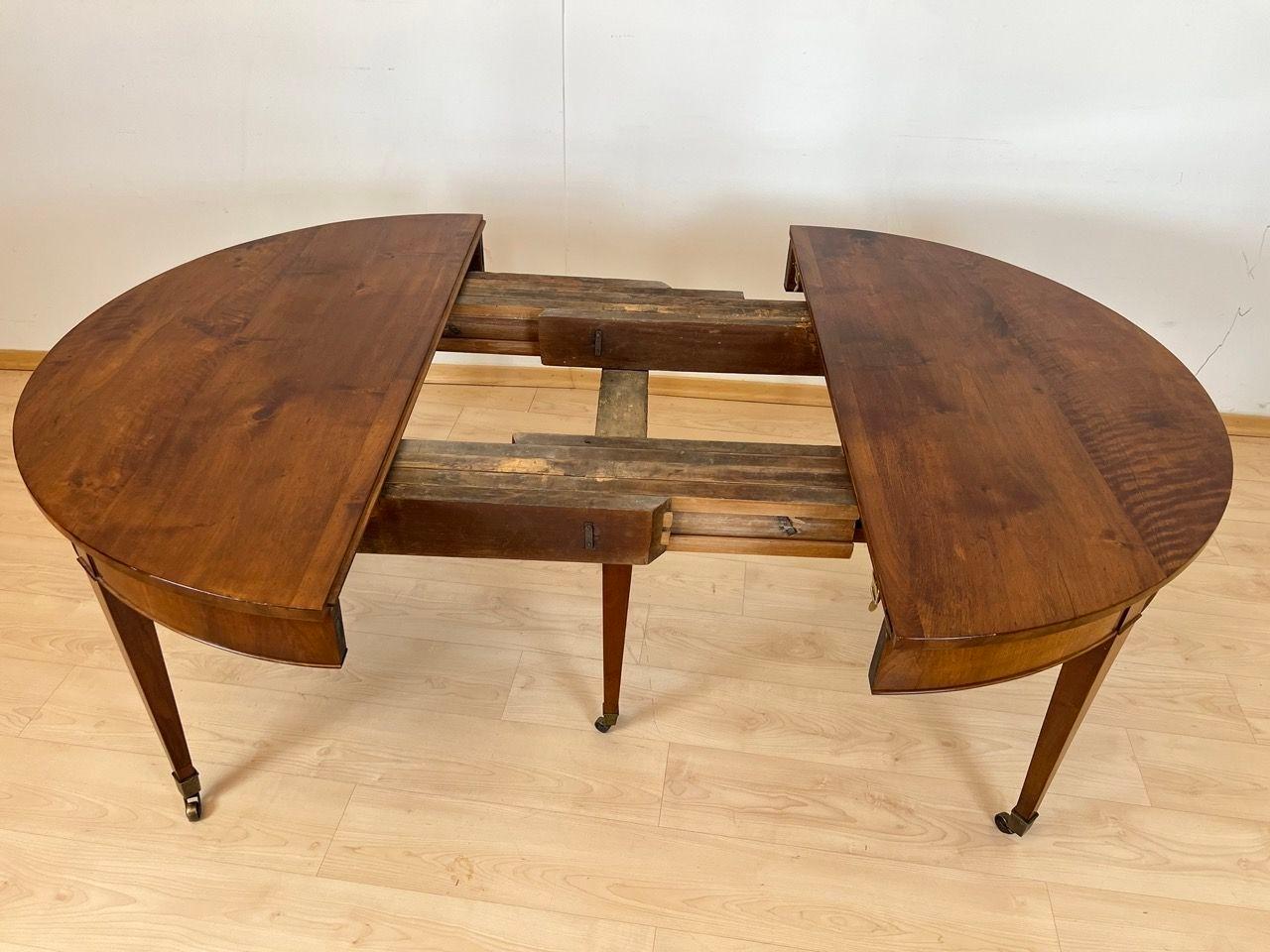 Biedermeier Ausziehbarer Esstisch, Nussbaum, Messing, Schweiz um 1820 (Frühes 19. Jahrhundert) im Angebot