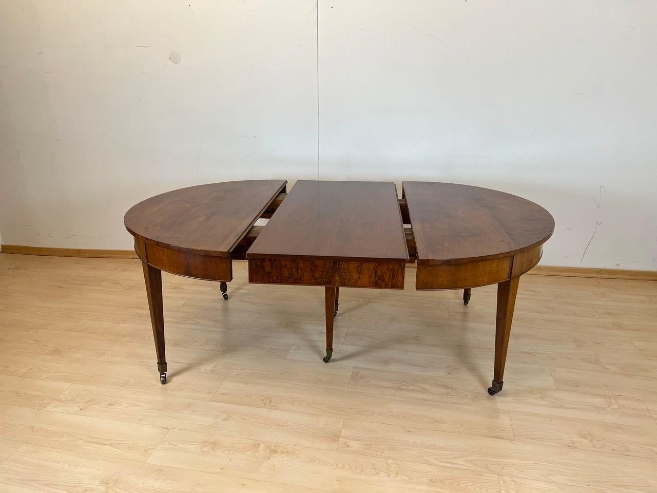 Biedermeier Ausziehbarer Esstisch, Nussbaum, Messing, Schweiz um 1820 im Angebot 1