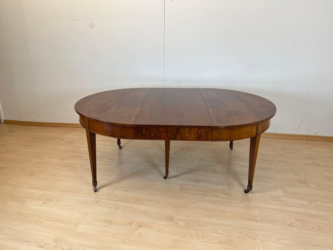 Biedermeier Ausziehbarer Esstisch, Nussbaum, Messing, Schweiz um 1820 im Angebot 2