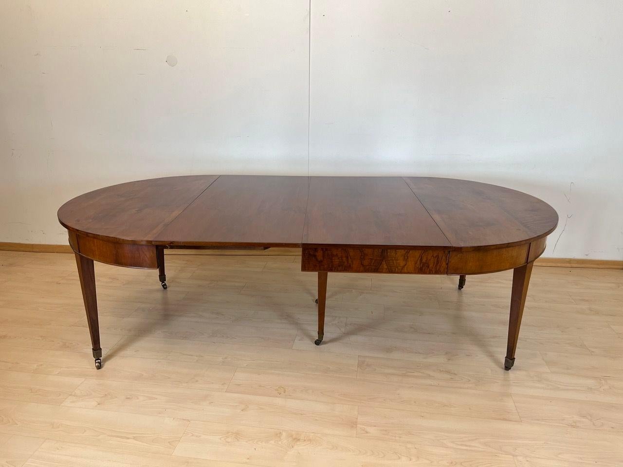 Biedermeier Ausziehbarer Esstisch, Nussbaum, Messing, Schweiz um 1820 im Angebot 3