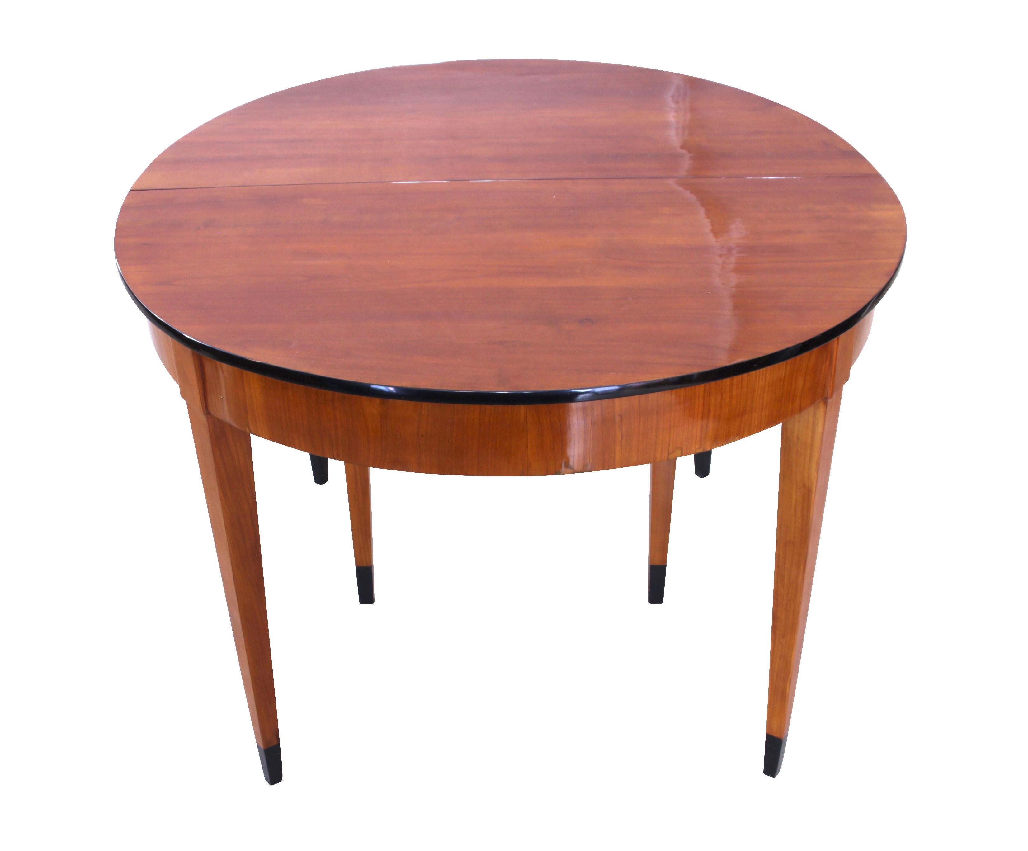 Biedermeier Expandable Table, Cherry Veneer, Southwest Germany/France circa 1820 In Excellent Condition In Regensburg, DE