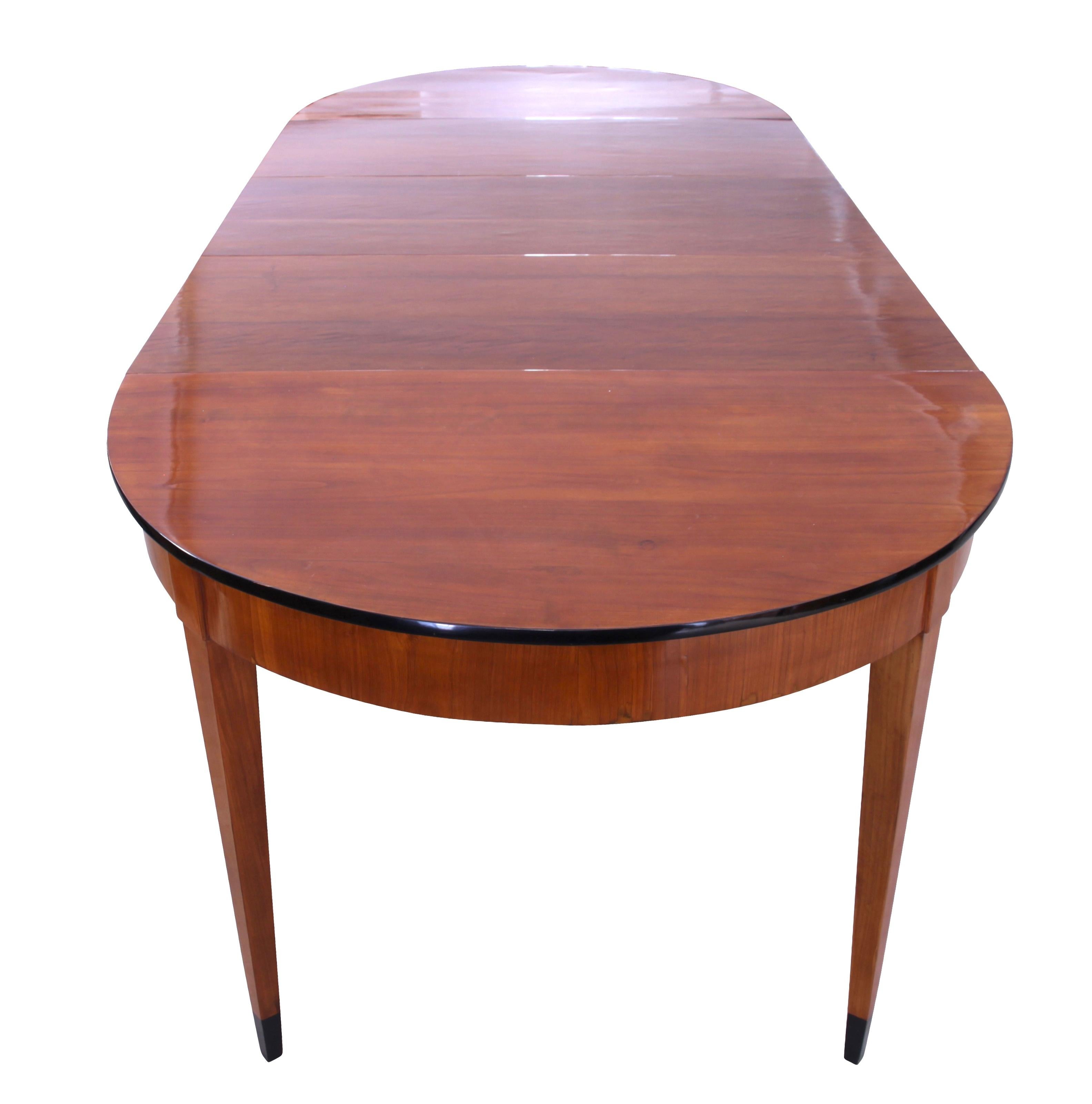 Biedermeier Expandable Table, Cherry Veneer, Southwest Germany/France circa 1820 1