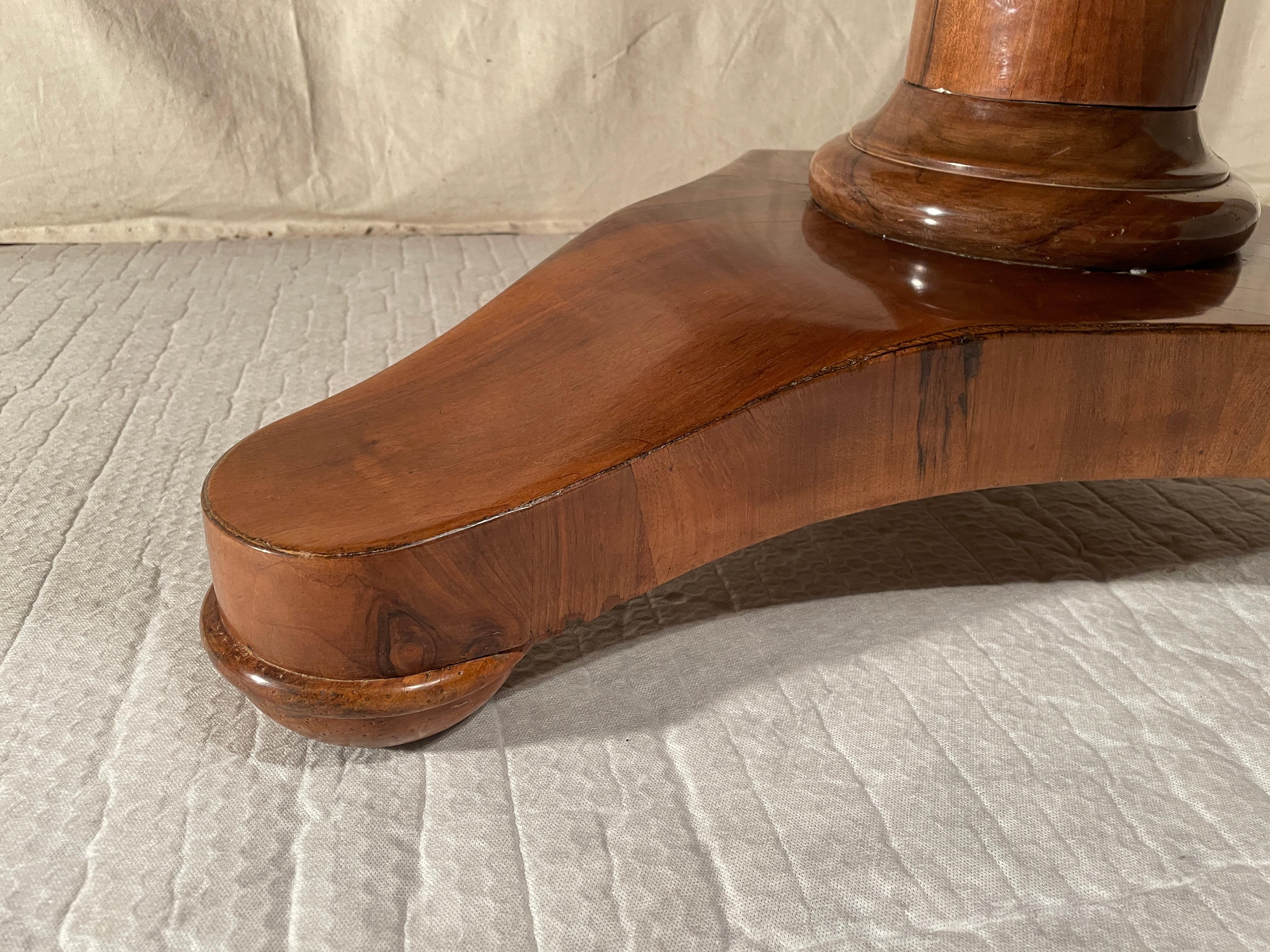 Biedermeier Extendable Table, 1820-30, Walnut In Good Condition In Belmont, MA