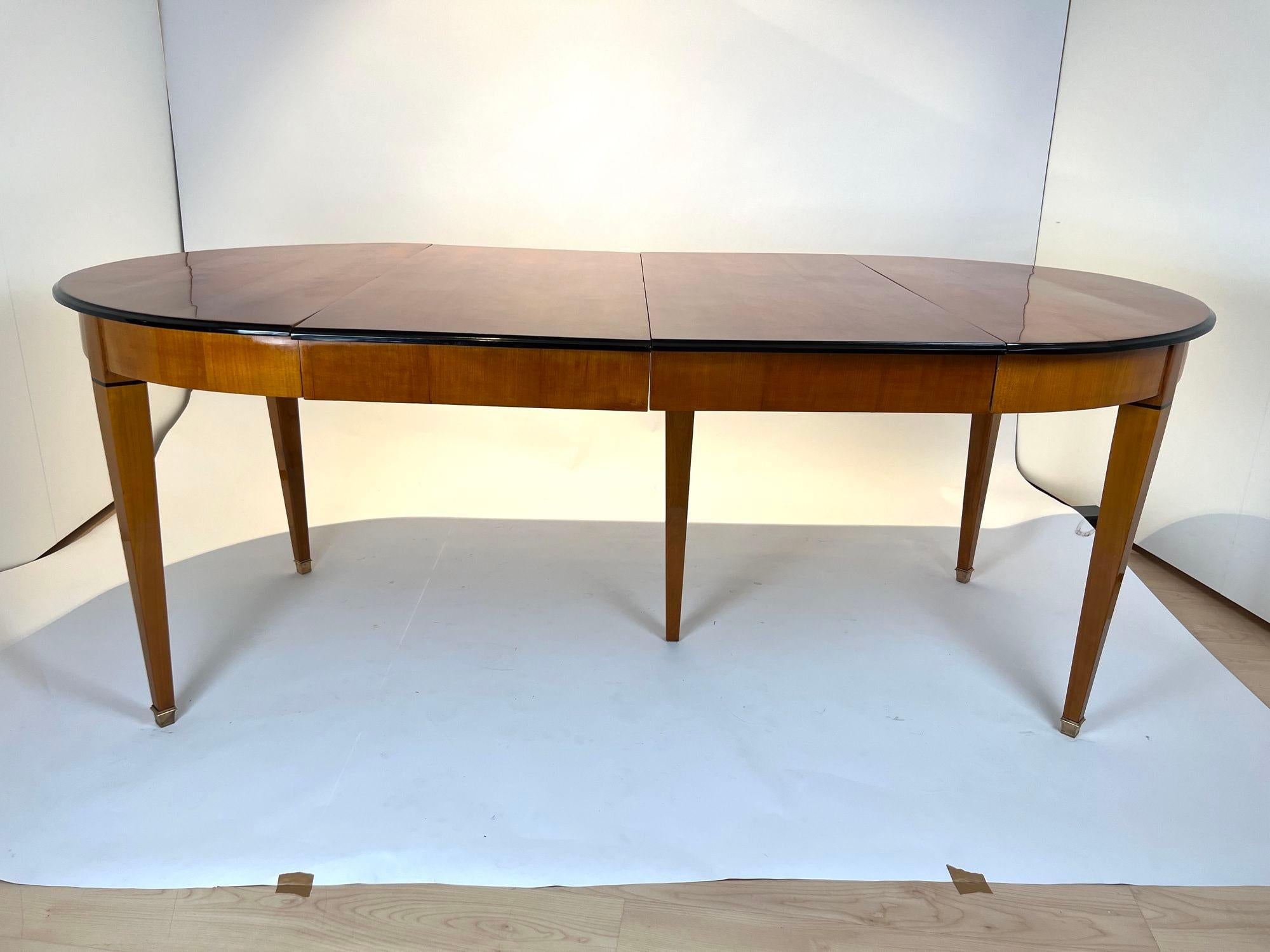 Biedermeier Extendable table, Cherry Veneer, Ebony, Southwest Germany circa 1830 5