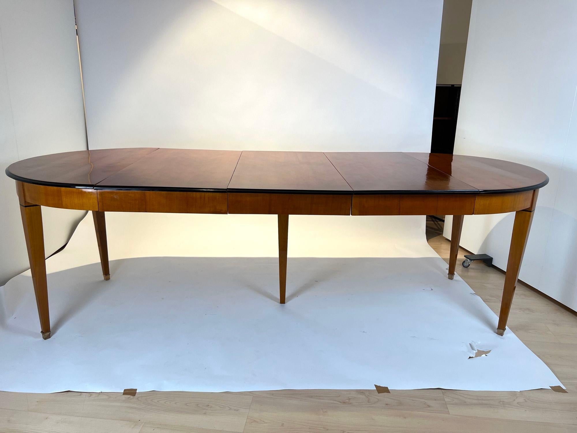 Biedermeier Extendable table, Cherry Veneer, Ebony, Southwest Germany circa 1830 6