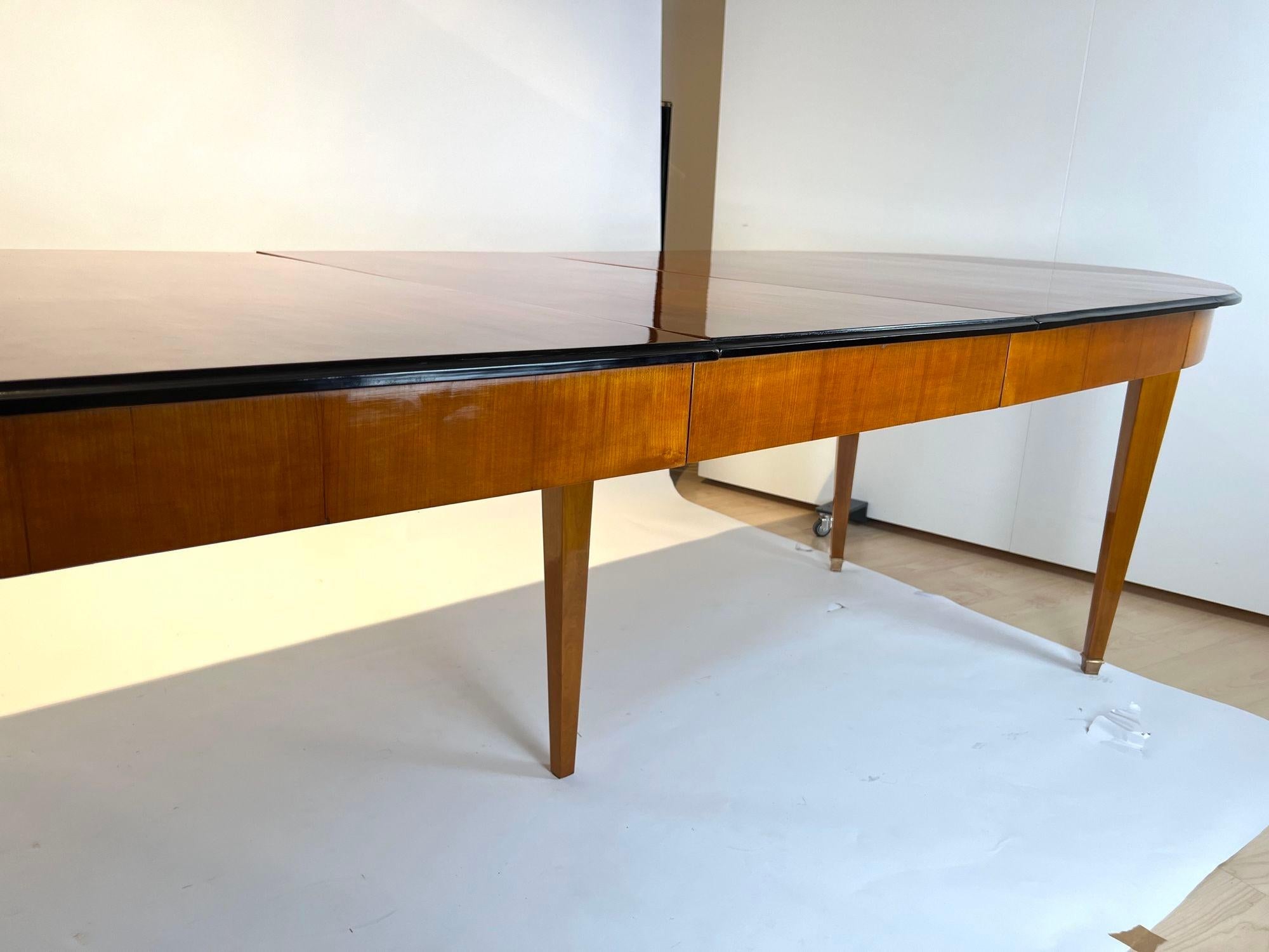 Biedermeier Extendable table, Cherry Veneer, Ebony, Southwest Germany circa 1830 7