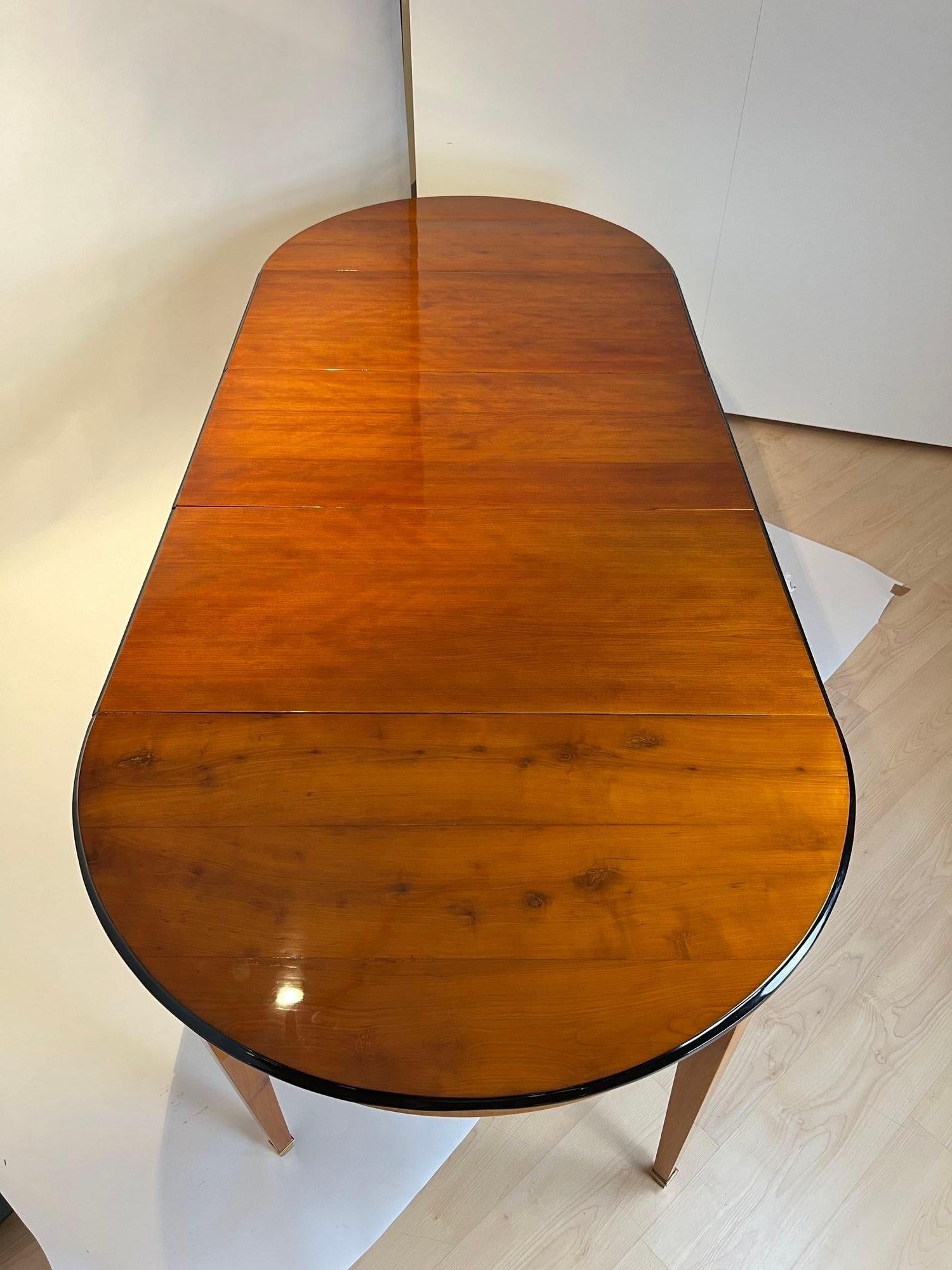 Biedermeier Extendable table, Cherry Veneer, Ebony, Southwest Germany circa 1830 8