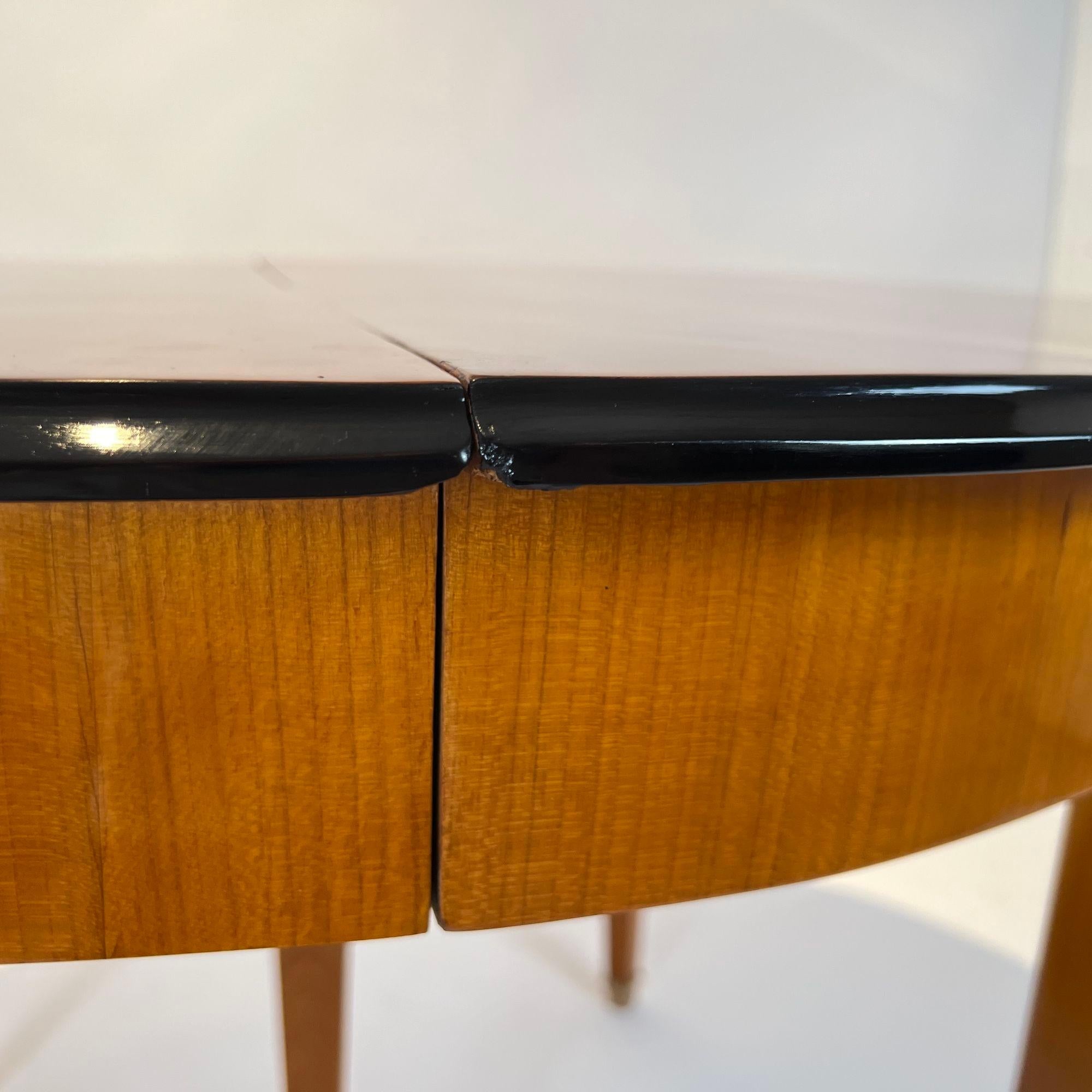 Biedermeier Extendable table, Cherry Veneer, Ebony, Southwest Germany circa 1830 10