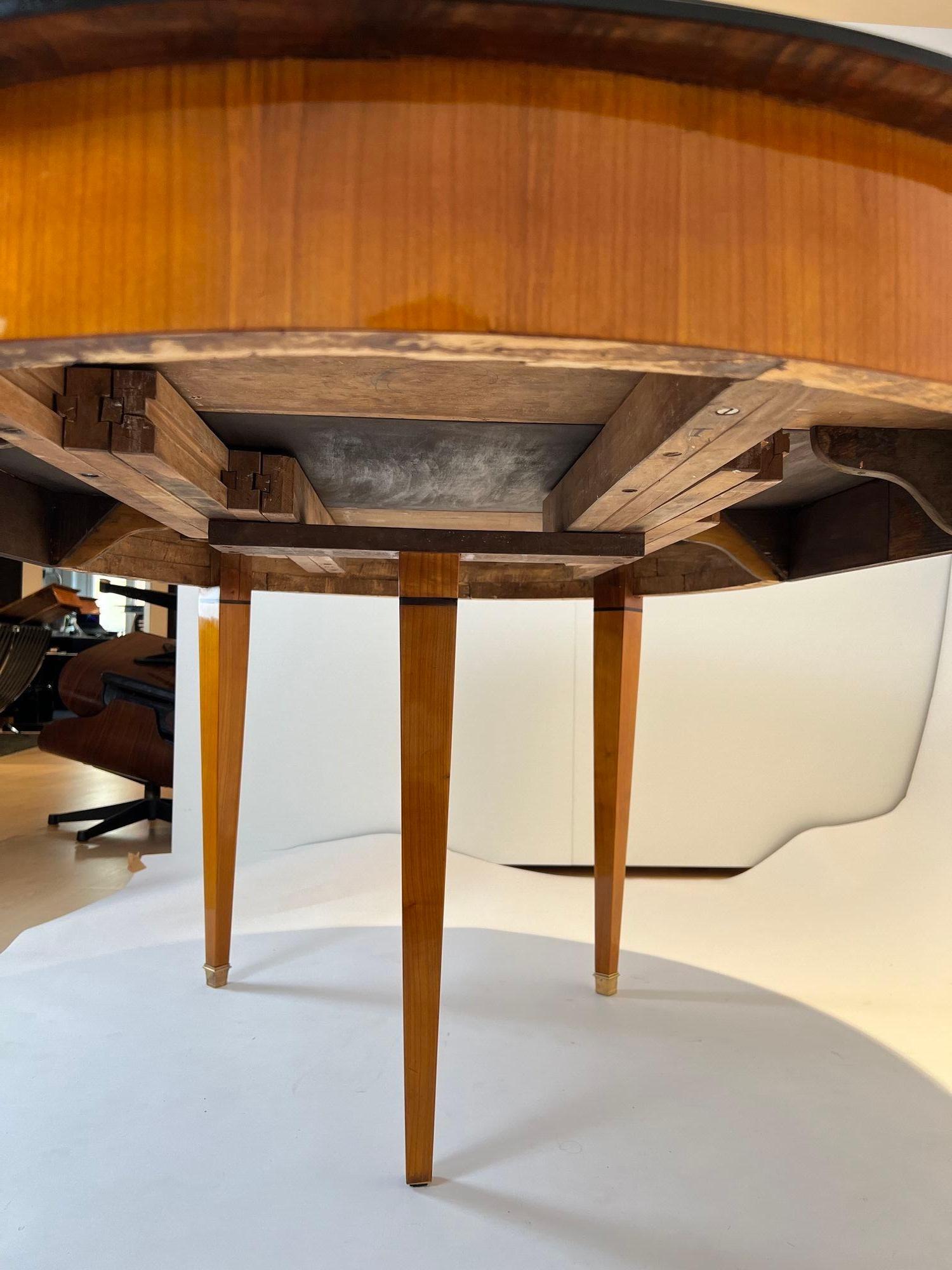 Biedermeier Extendable table, Cherry Veneer, Ebony, Southwest Germany circa 1830 12