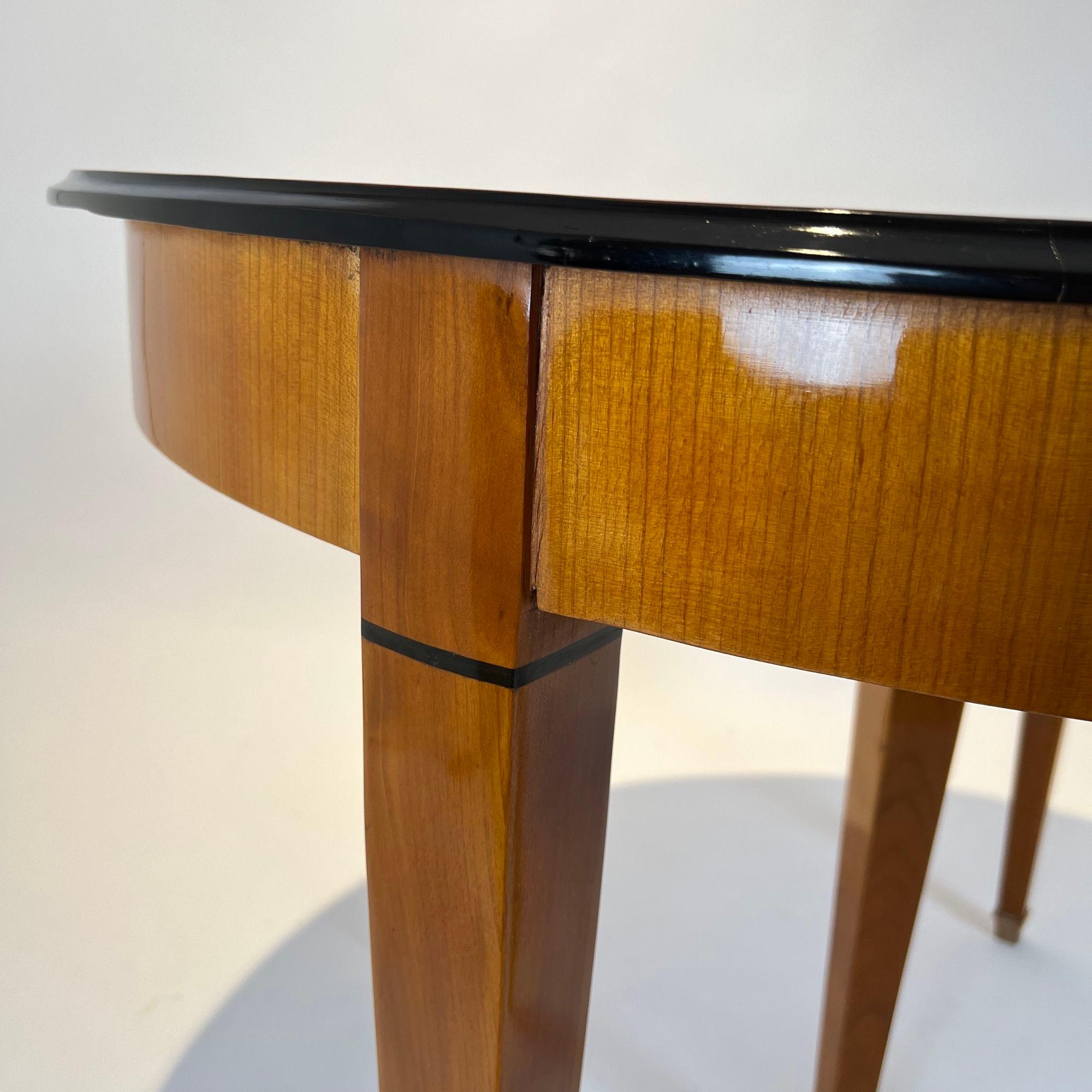 Inlay Biedermeier Extendable table, Cherry Veneer, Ebony, Southwest Germany circa 1830