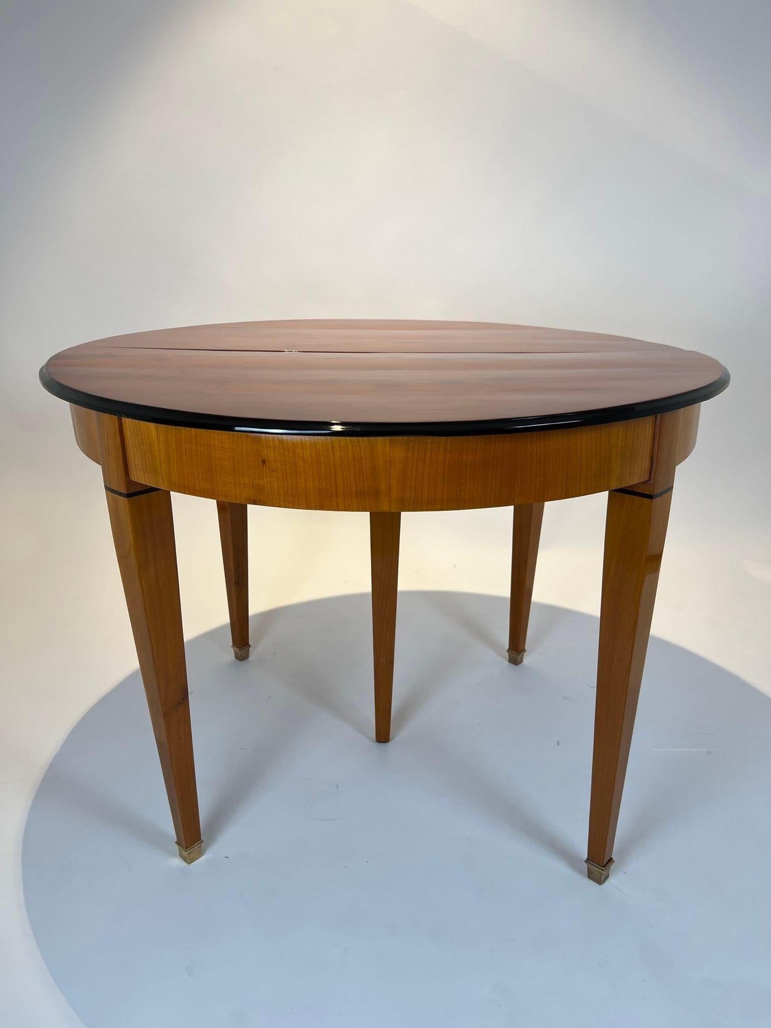 Biedermeier Extendable table, Cherry Veneer, Ebony, Southwest Germany circa 1830 In Good Condition In Regensburg, DE