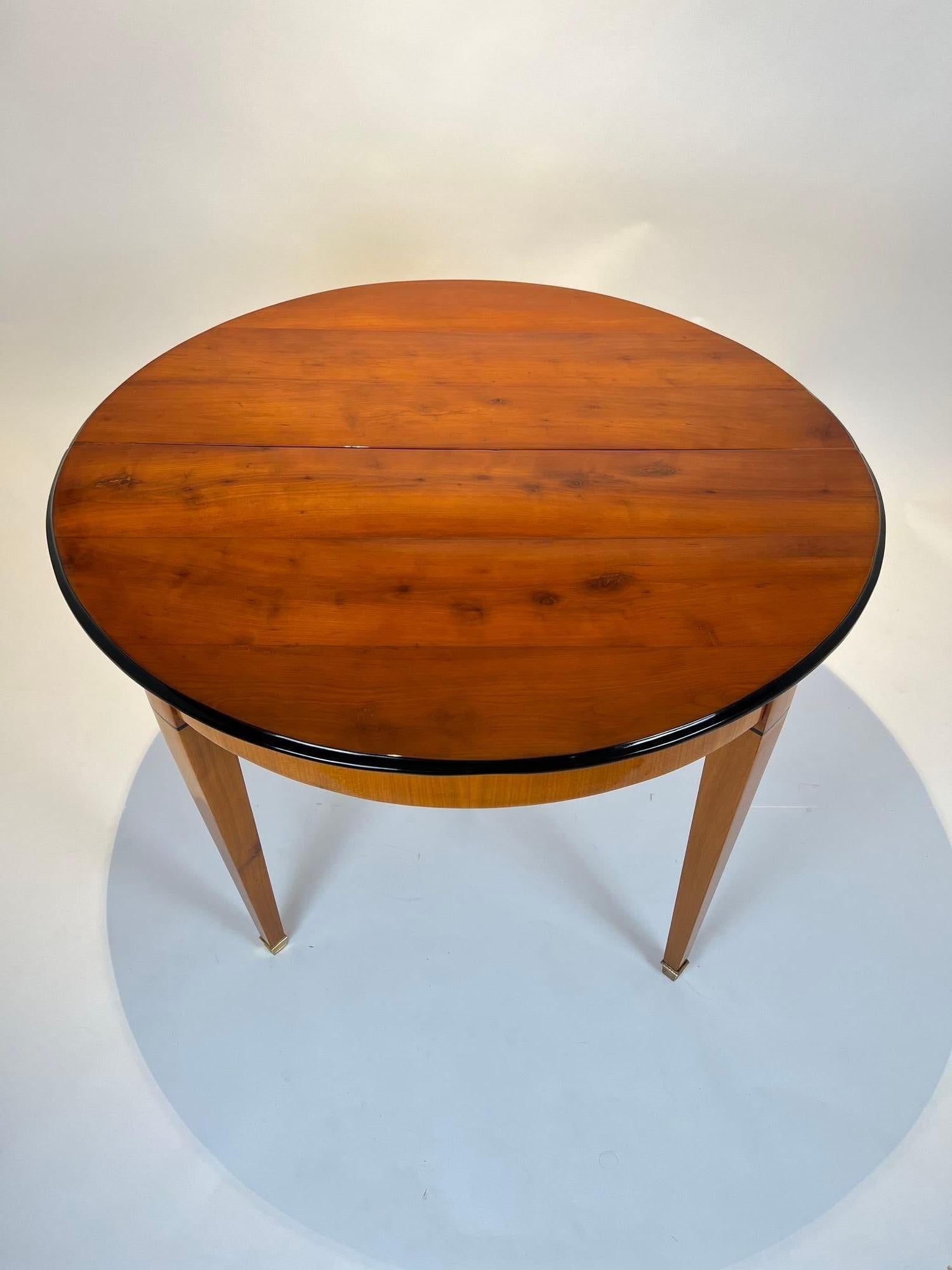 Mid-19th Century Biedermeier Extendable table, Cherry Veneer, Ebony, Southwest Germany circa 1830
