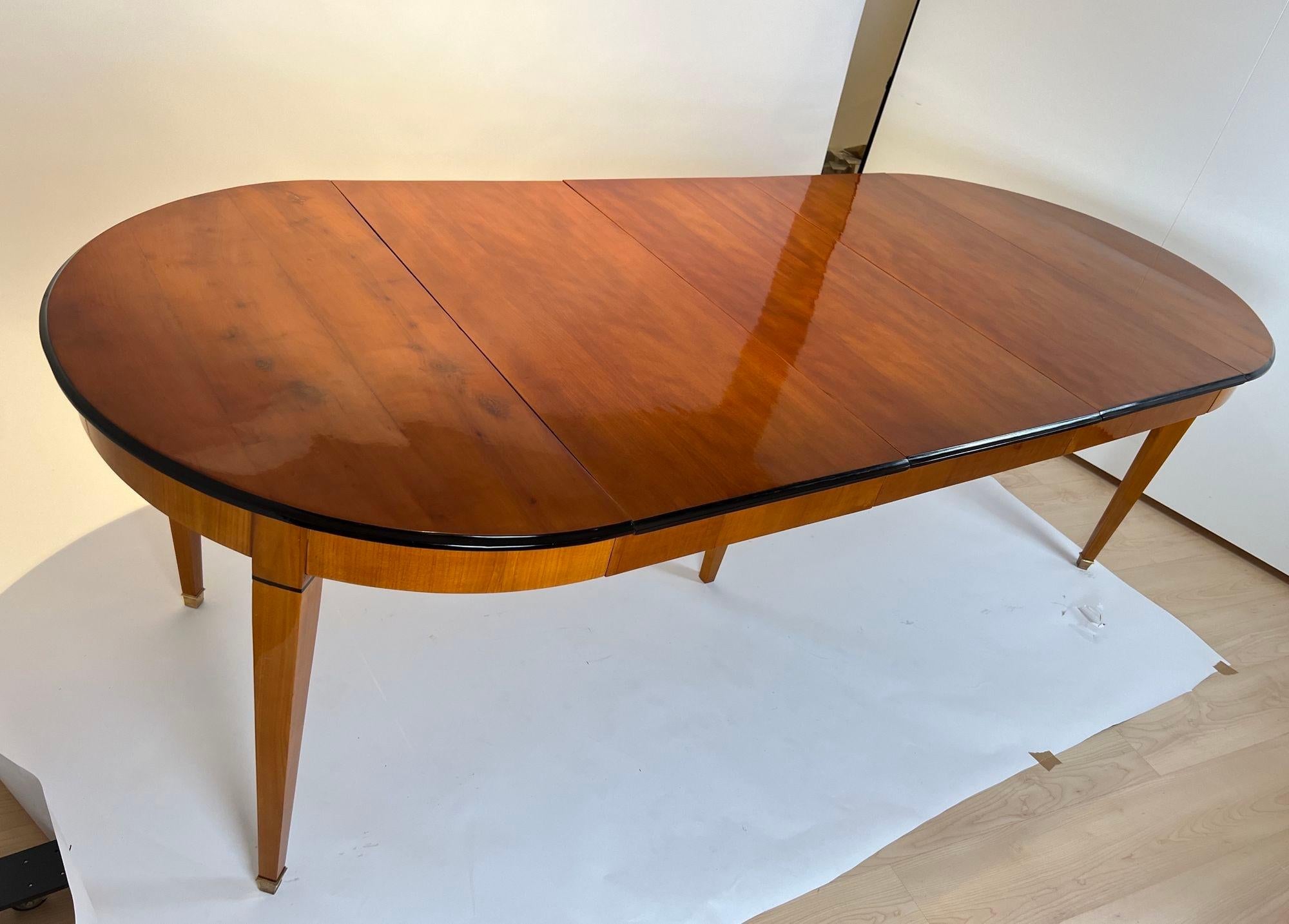 Biedermeier Extendable table, Cherry Veneer, Ebony, Southwest Germany circa 1830 1