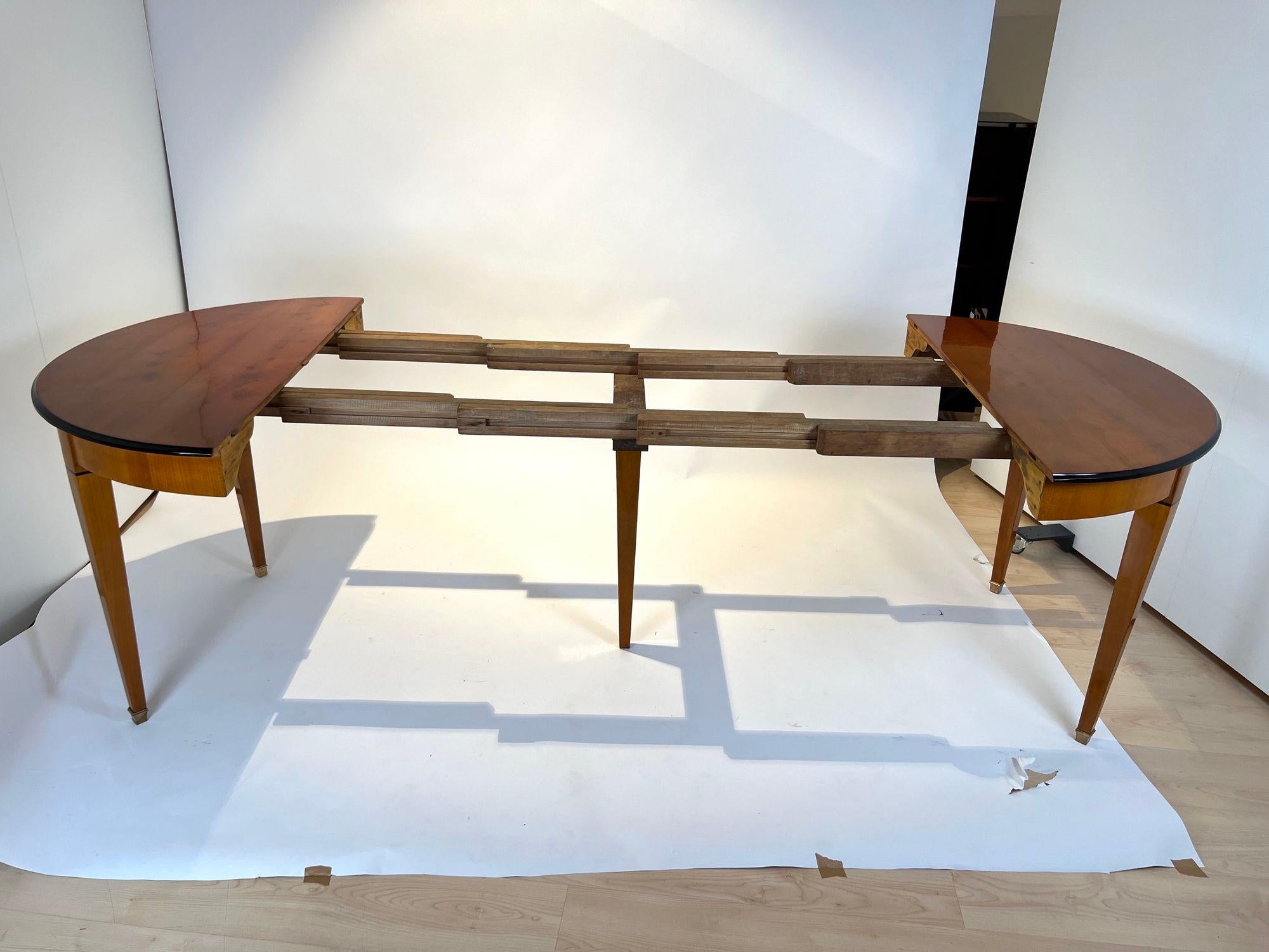Biedermeier Extendable table, Cherry Veneer, Ebony, Southwest Germany circa 1830 2