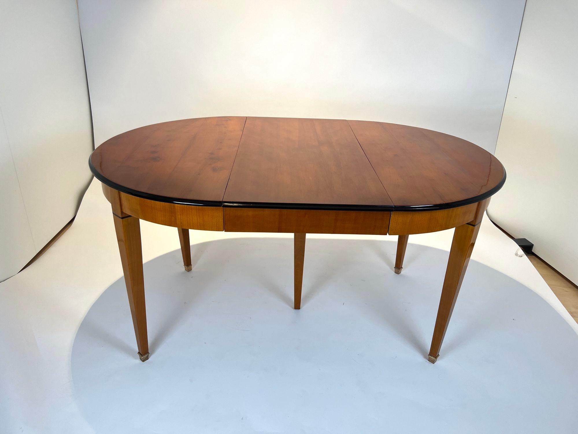 Biedermeier Extendable table, Cherry Veneer, Ebony, Southwest Germany circa 1830 3