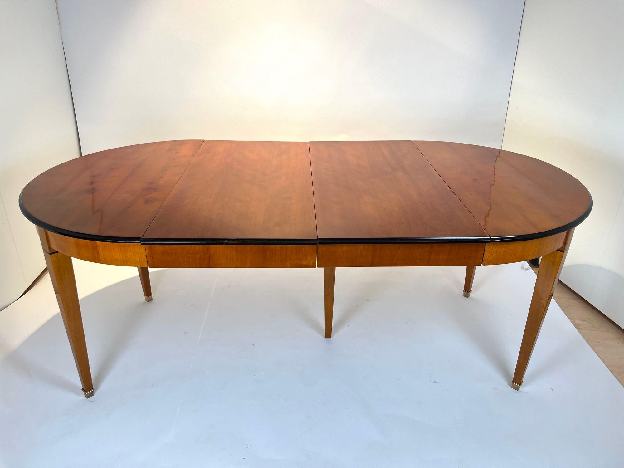 Biedermeier Extendable table, Cherry Veneer, Ebony, Southwest Germany circa 1830 4