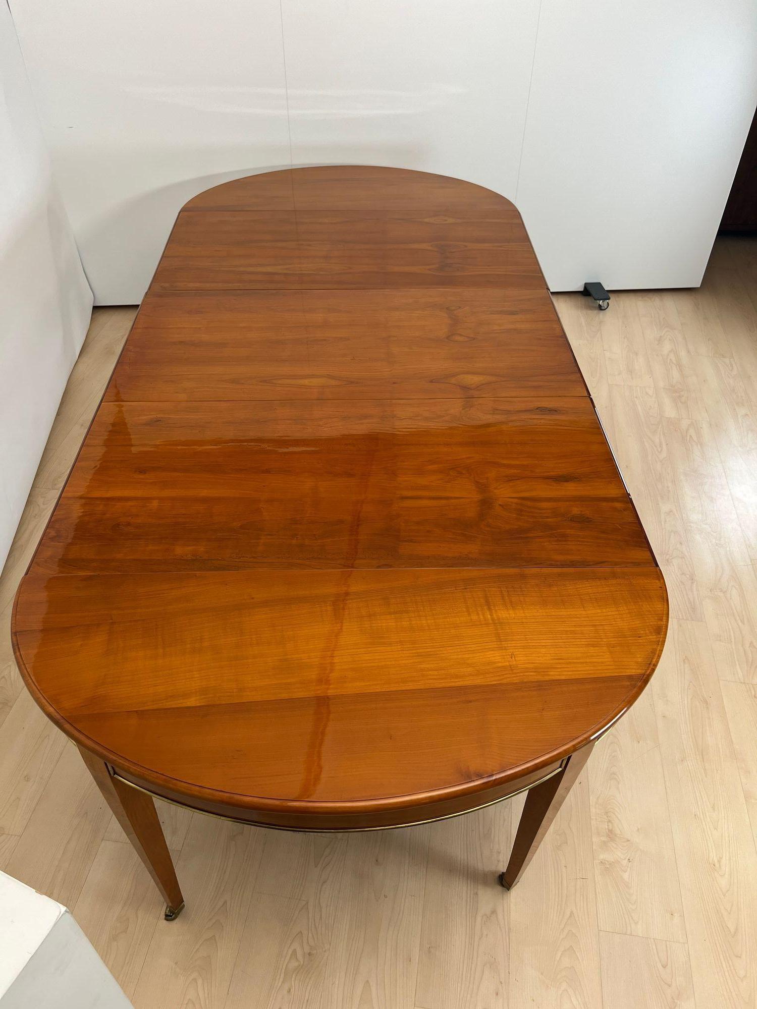 Biedermeier Extendable Table, Cherrywood, Brass, Southwest Germany circa 1820 For Sale 7