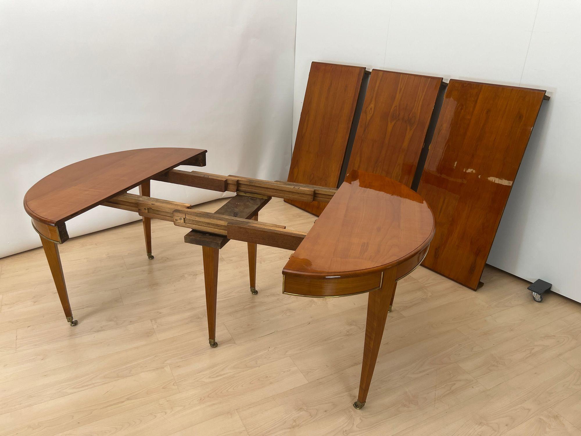 Biedermeier Extendable Table, Cherrywood, Brass, Southwest Germany circa 1820 In Good Condition For Sale In Regensburg, DE
