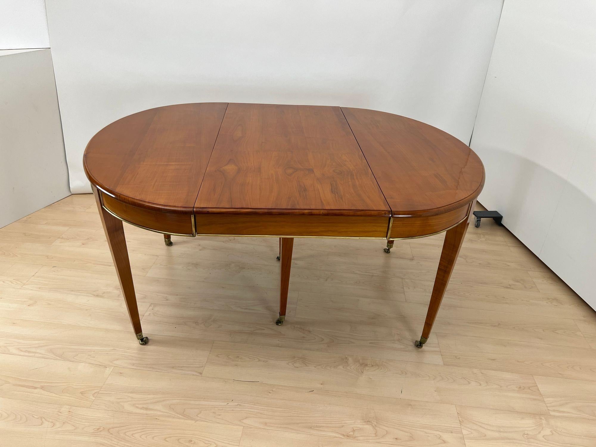 Early 19th Century Biedermeier Extendable Table, Cherrywood, Brass, Southwest Germany circa 1820 For Sale