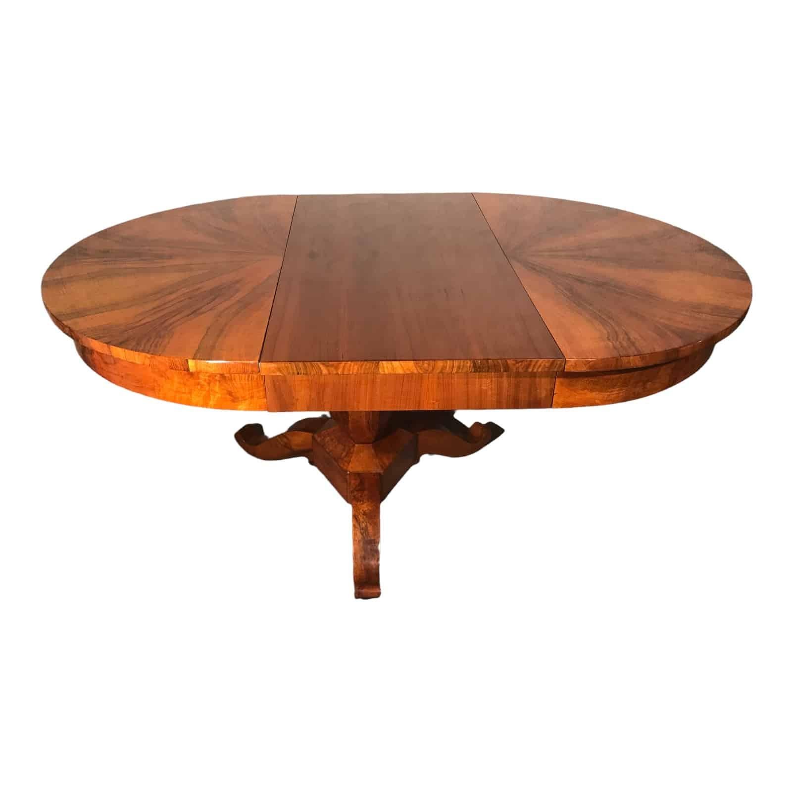 Antique Extendable Biedermeier Table, 1820-30, Walnut
This antique extendable Biedermeier table dates back to around 1820-30 and comes from southern Germany. The table has a very pretty walnut piecrust veneer on the top. The base has a central