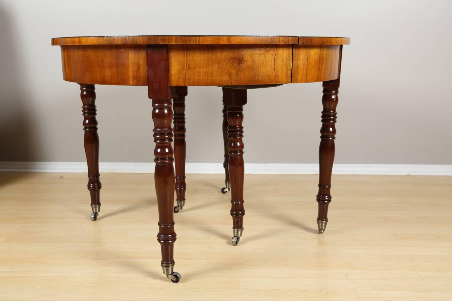 Biedermeier Extending Dining Table, circa 1850 In Excellent Condition For Sale In Chicago, IL