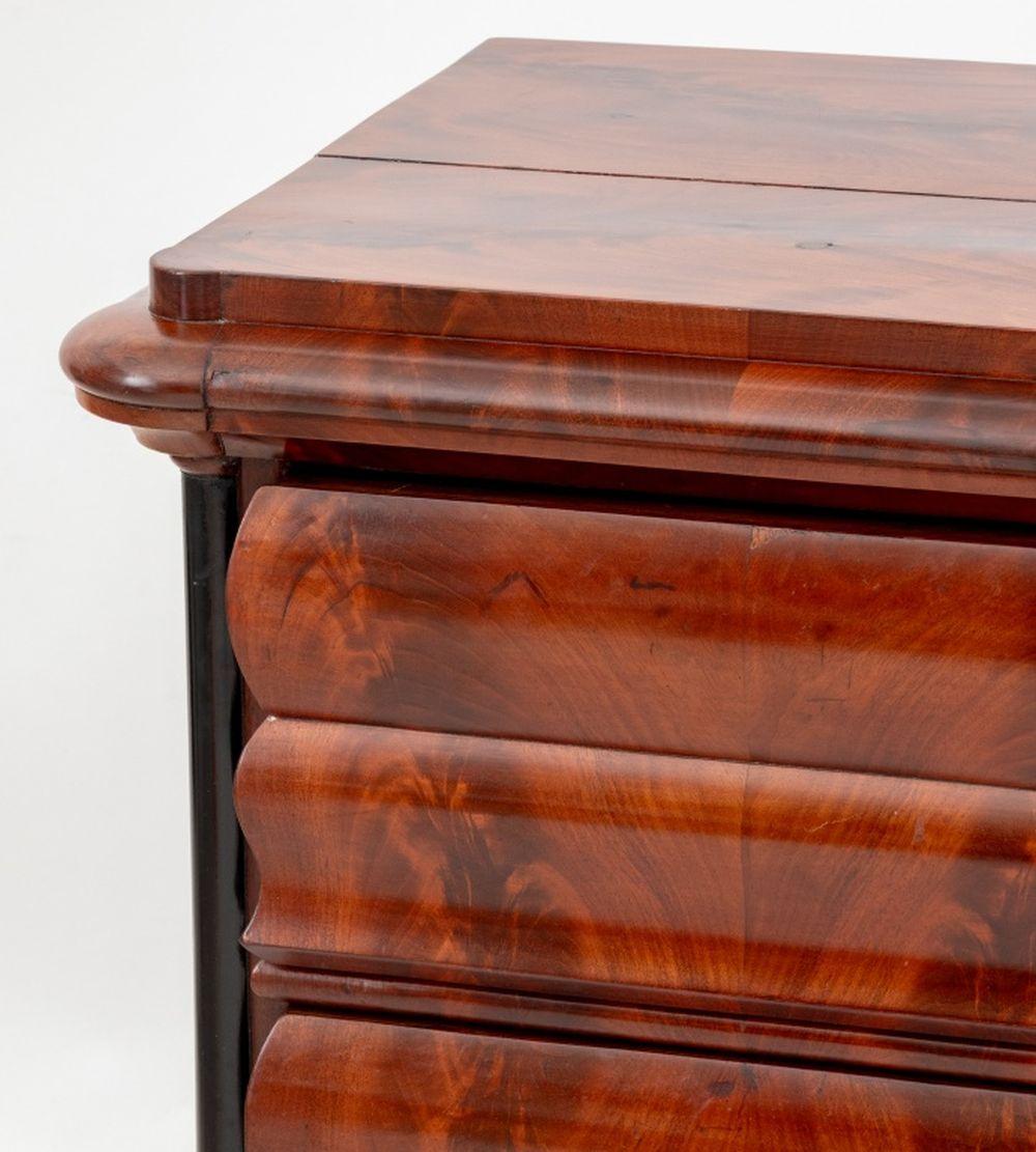 Biedermeier Kommode aus geflammtem Mahagoni (Europäisch) im Angebot