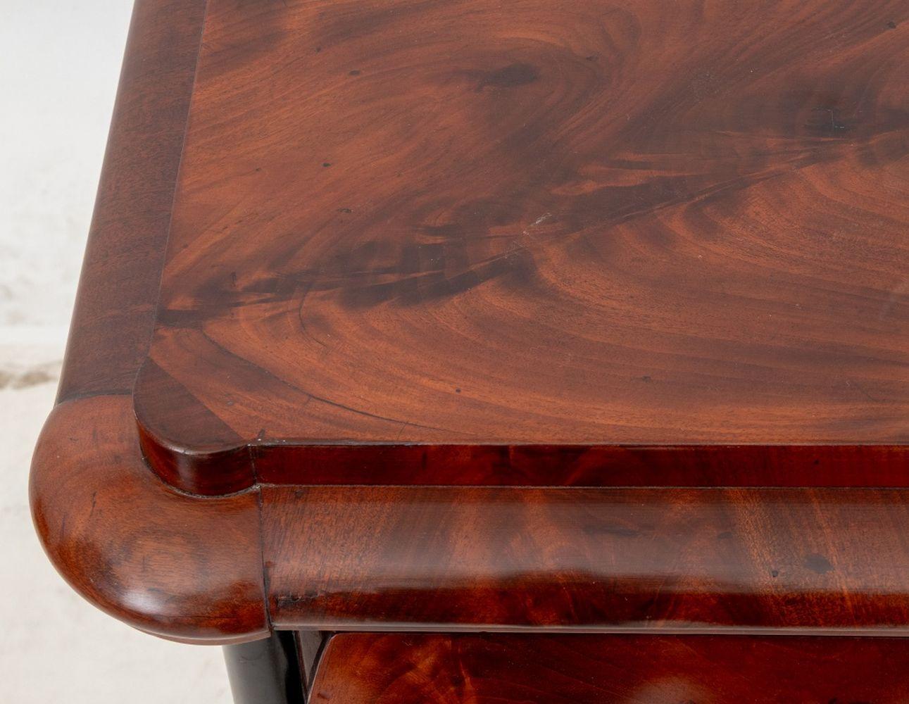 Biedermeier Kommode aus geflammtem Mahagoni im Zustand „Gut“ im Angebot in Astoria, NY