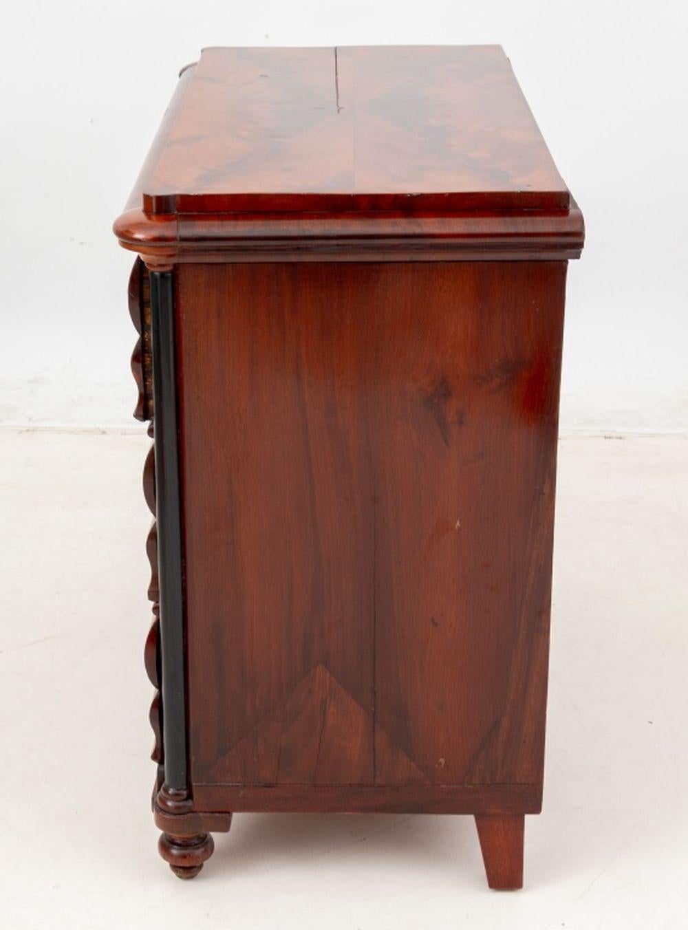 Biedermeier Kommode aus geflammtem Mahagoni (19. Jahrhundert) im Angebot