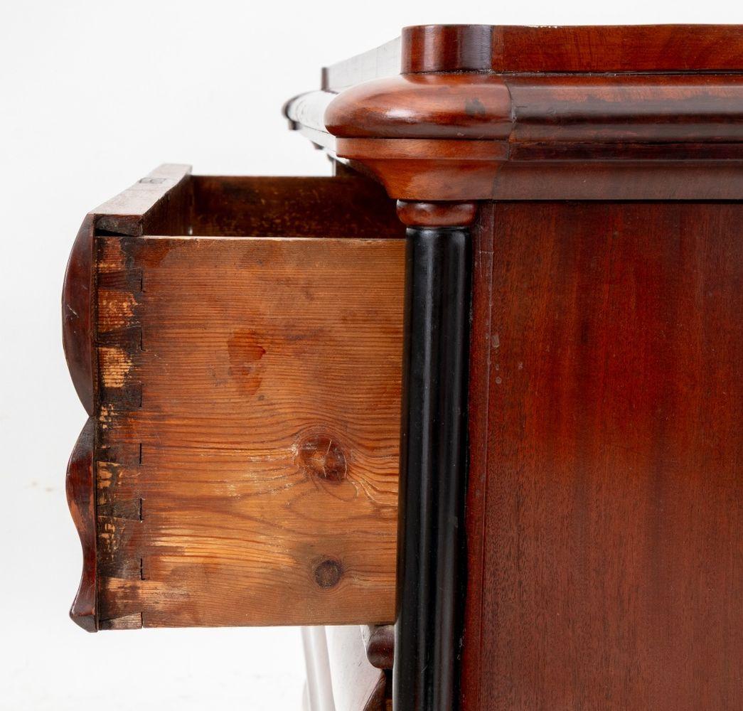 Biedermeier Kommode aus geflammtem Mahagoni im Angebot 1