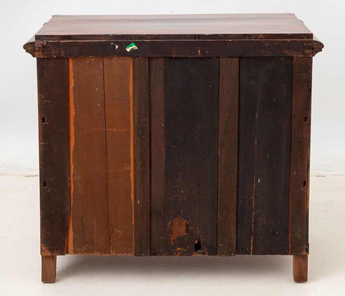 Biedermeier Kommode aus geflammtem Mahagoni im Angebot 2