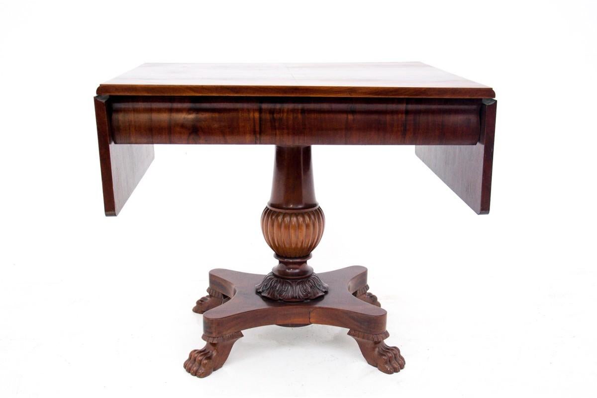 Biedermeier clapper table, Northern Europe, circa 1860.

Very good condition. After renovation

Dimensions: height 73 cm, length 83 cm / unfolded 135 cm 68 cm.