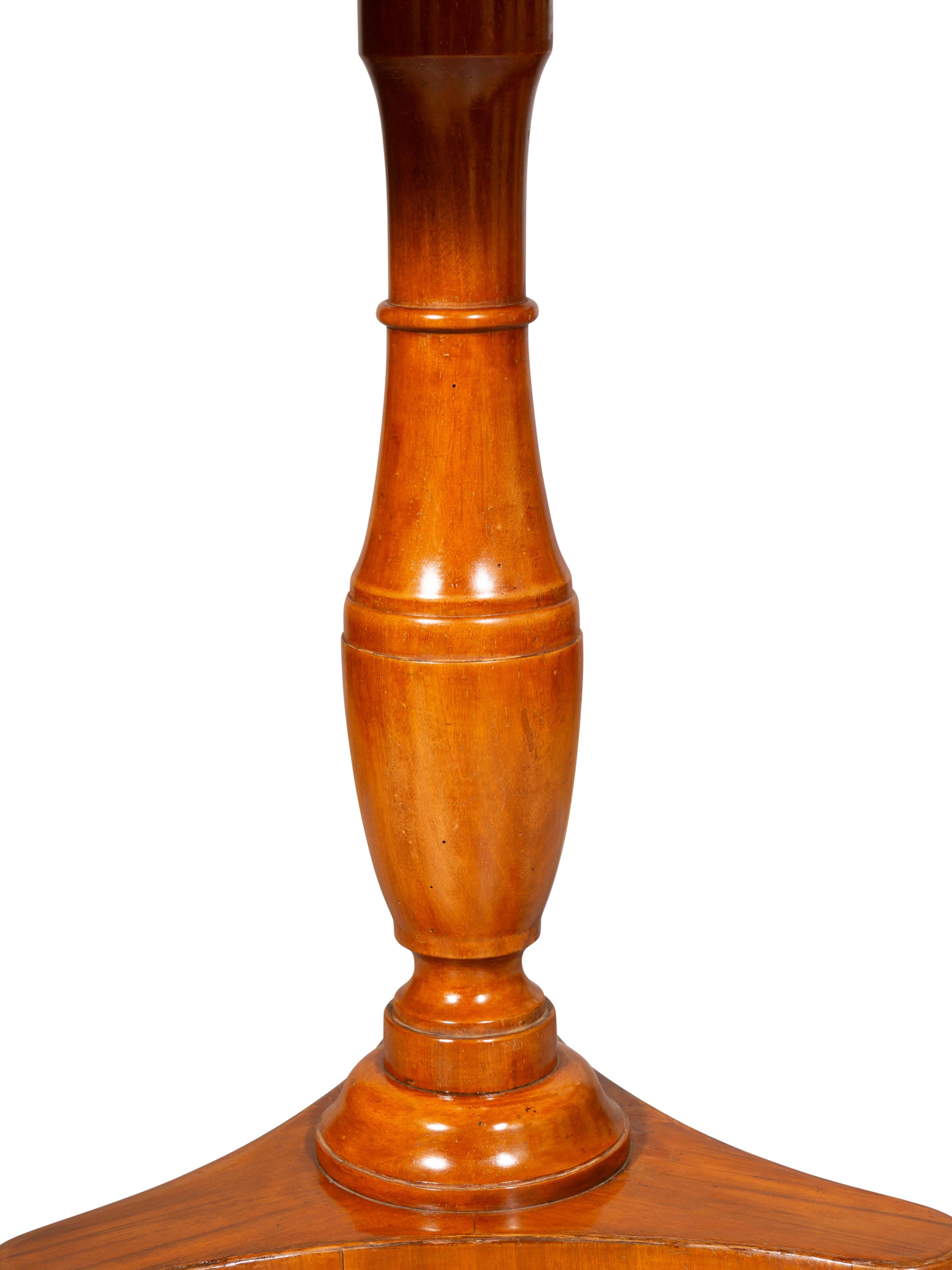 Milieu du XIXe siècle Table Biedermeier en bois fruitier en vente