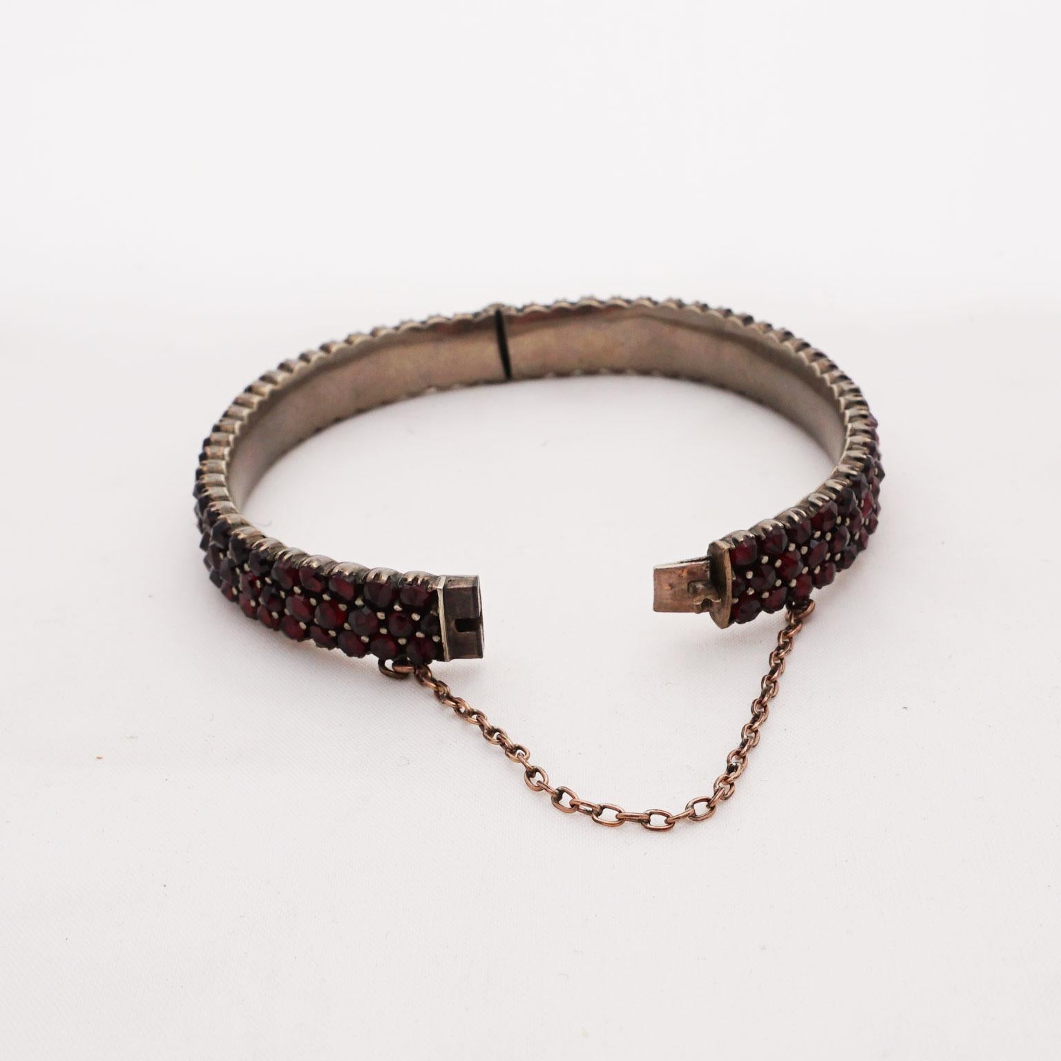 Biedermeier garnet bracelet around 1830
Silver-plated garnet gold bracelet, densely set with three rows of Bohemian garnet stones. 162 gemstones give this bracelet a noble glow of bygone times.
Snap lock with safety chain.
890 €
B: 9 mm
H: 66 mm
T: