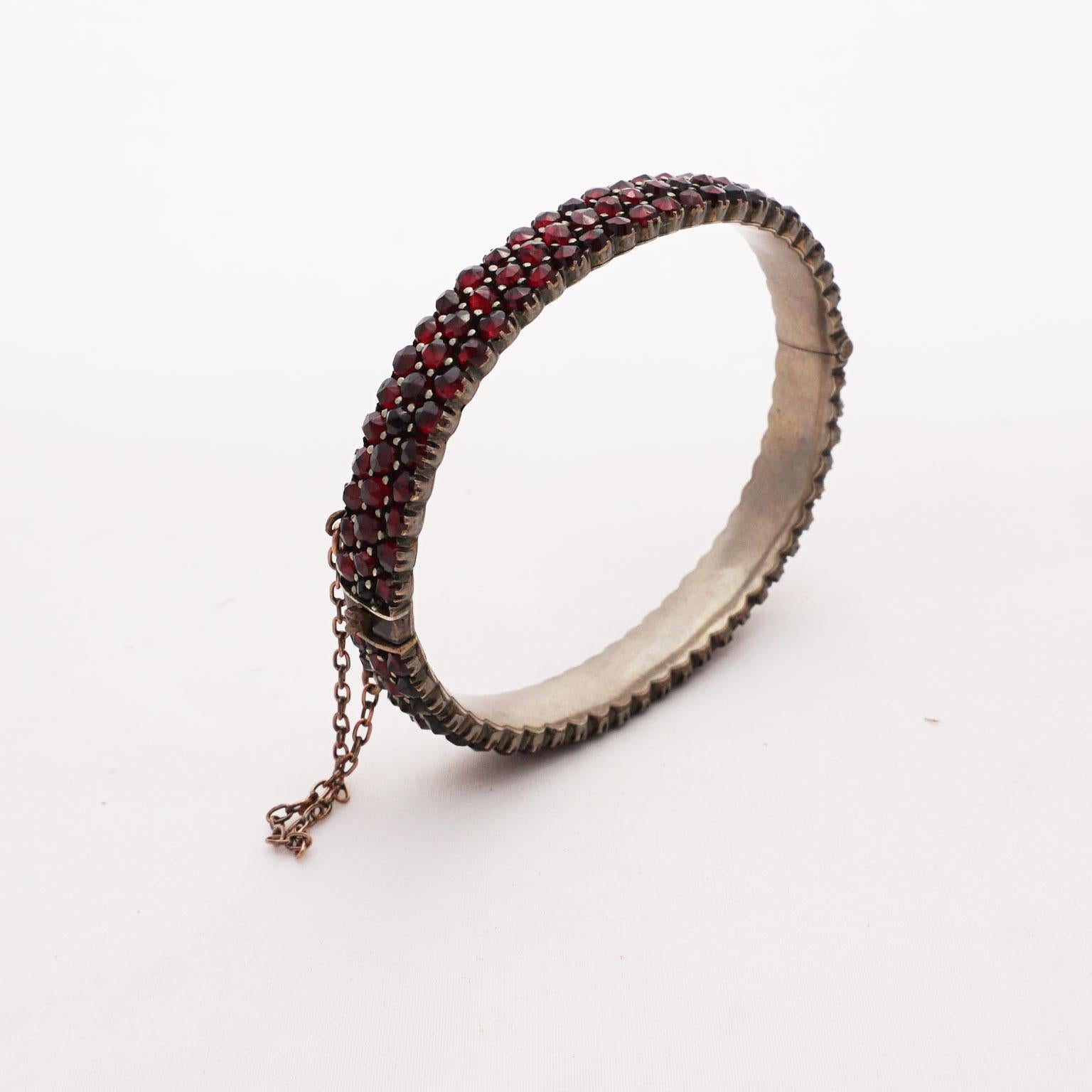 Round Cut Biedermeier Garnet Bracelet, circa 1830 For Sale