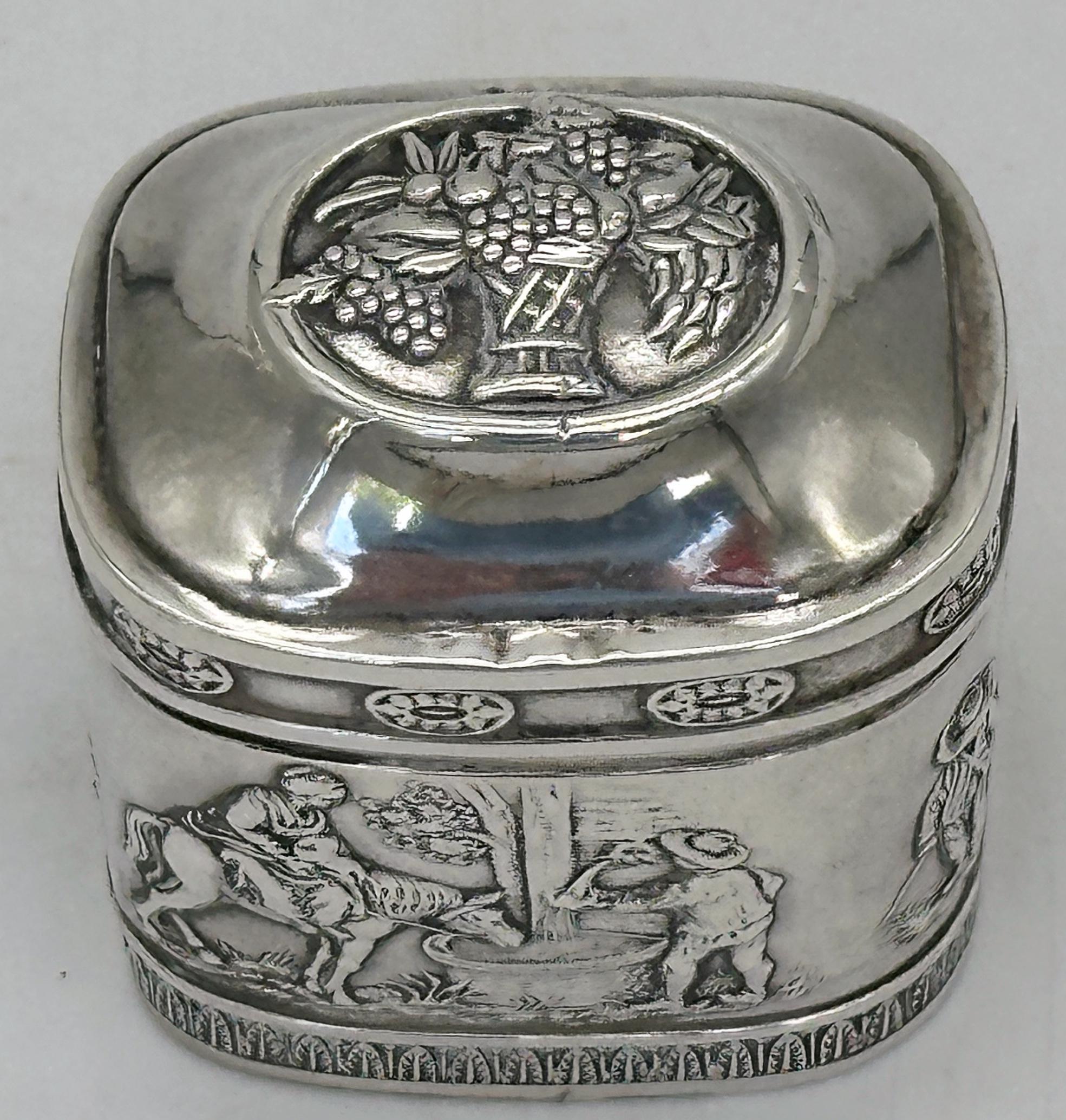 Biedermeier German .800 Silver Snuff Box Domed Lid and Repoussé Pastoral Scenes in vendita 4