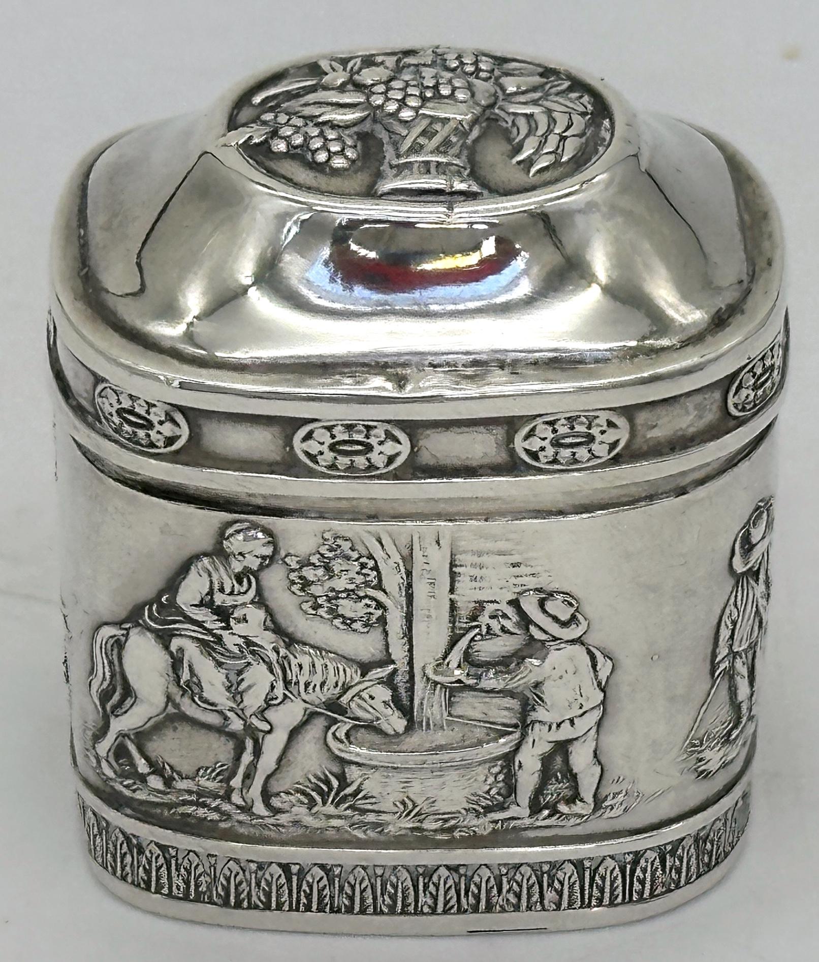 Tedesco Biedermeier German .800 Silver Snuff Box Domed Lid and Repoussé Pastoral Scenes in vendita