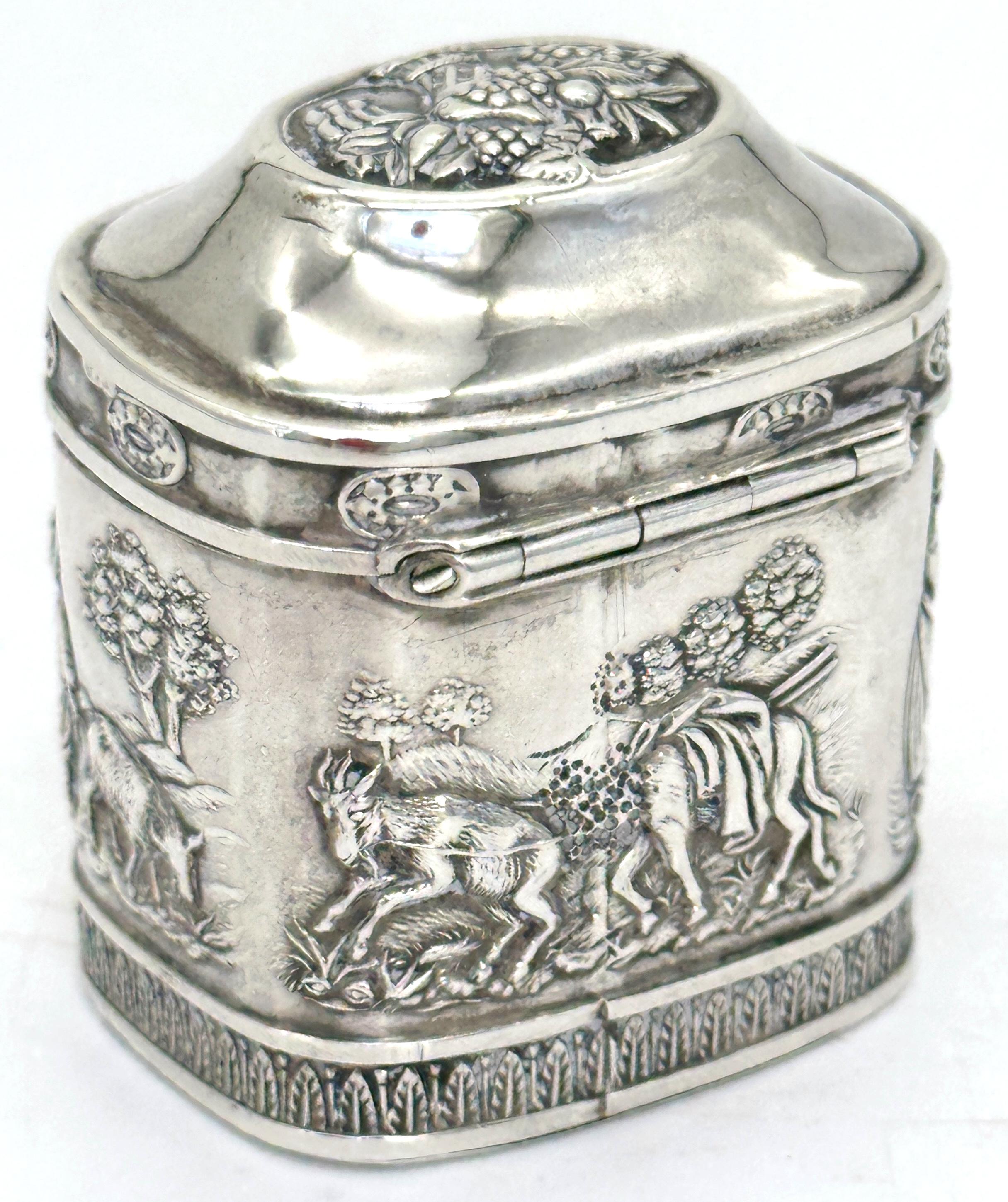 Biedermeier German .800 Silver Snuff Box Domed Lid and Repoussé Pastoral Scenes In condizioni buone in vendita a West Palm Beach, FL