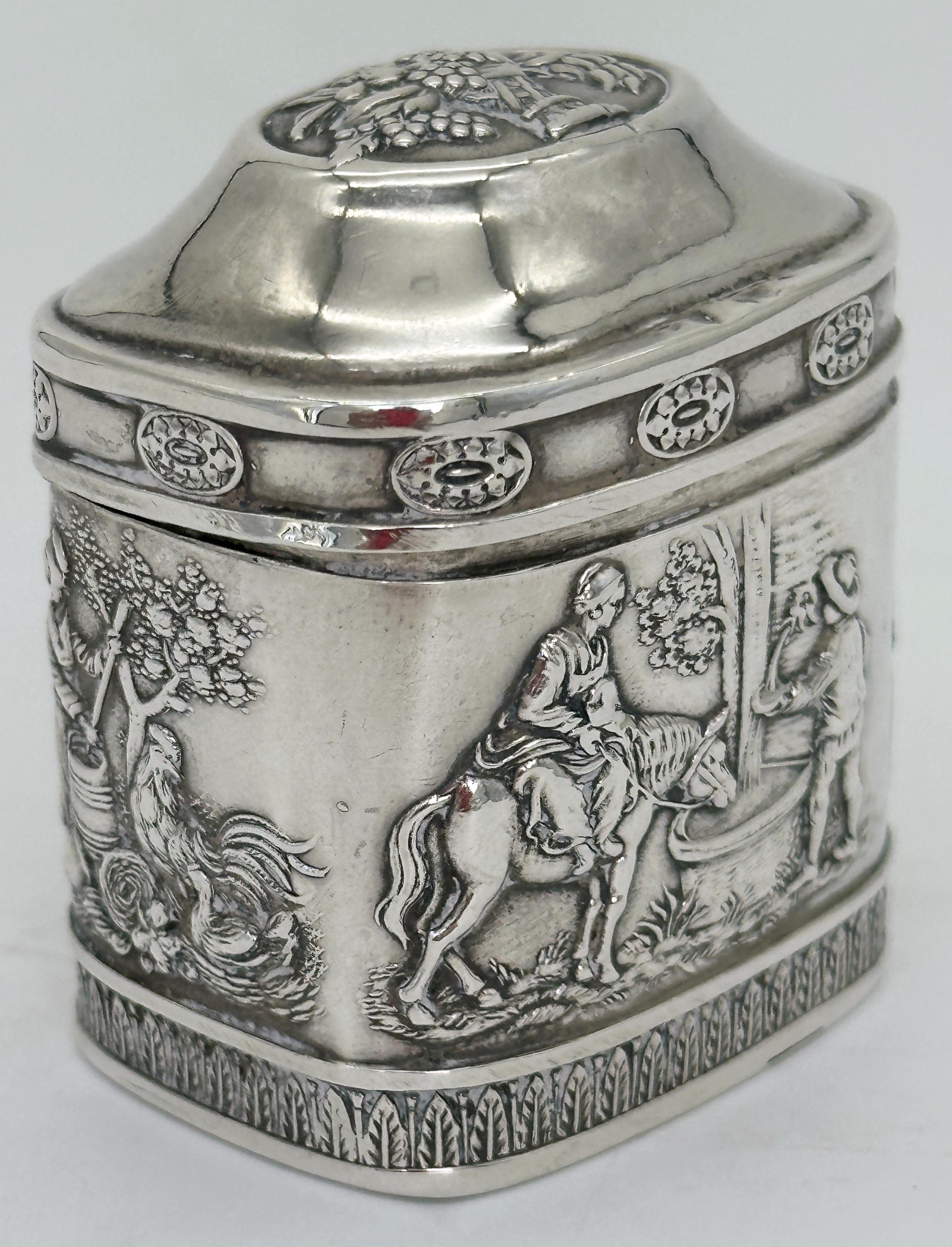 XIX secolo Biedermeier German .800 Silver Snuff Box Domed Lid and Repoussé Pastoral Scenes in vendita