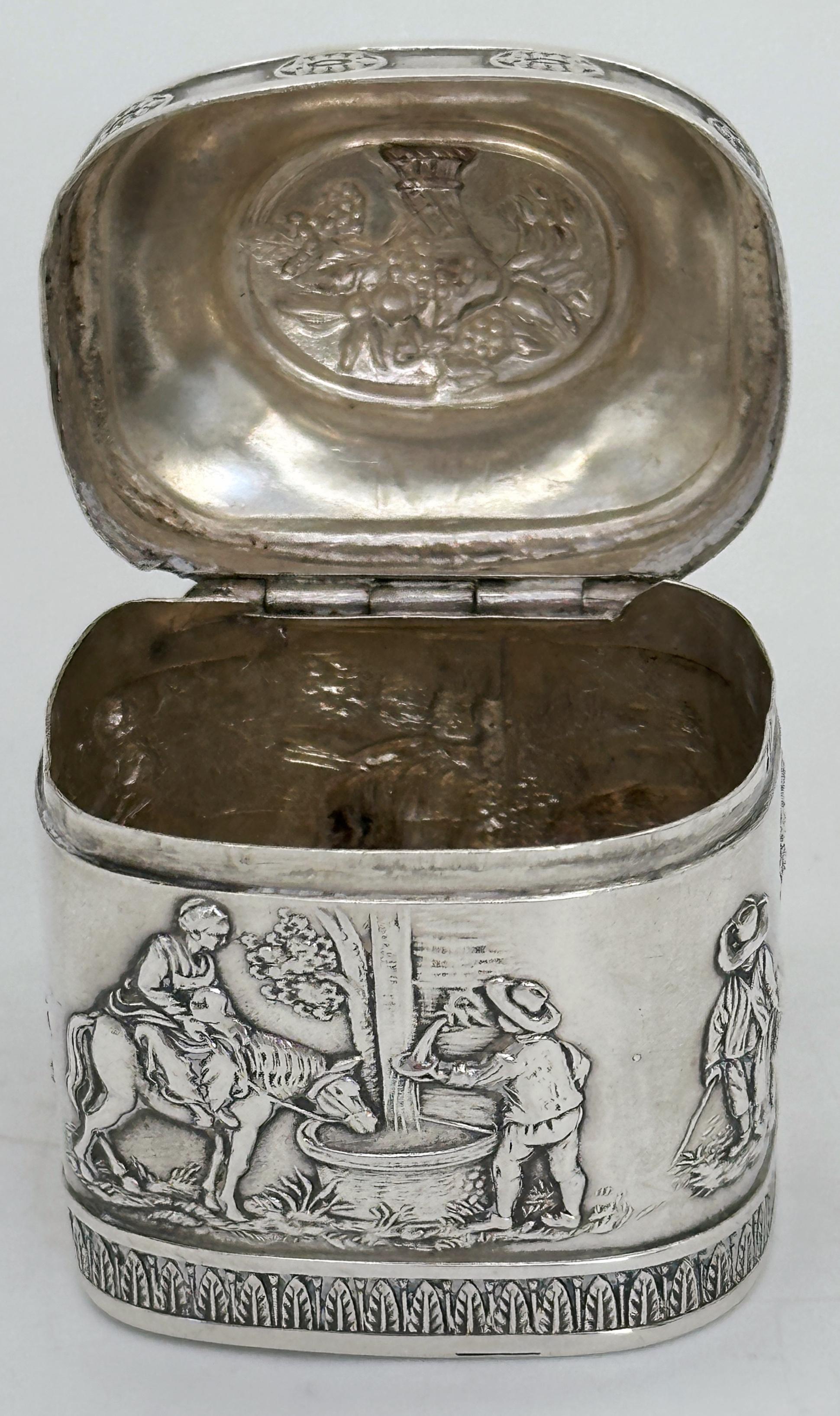 Biedermeier German .800 Silver Snuff Box Domed Lid and Repoussé Pastoral Scenes in vendita 1