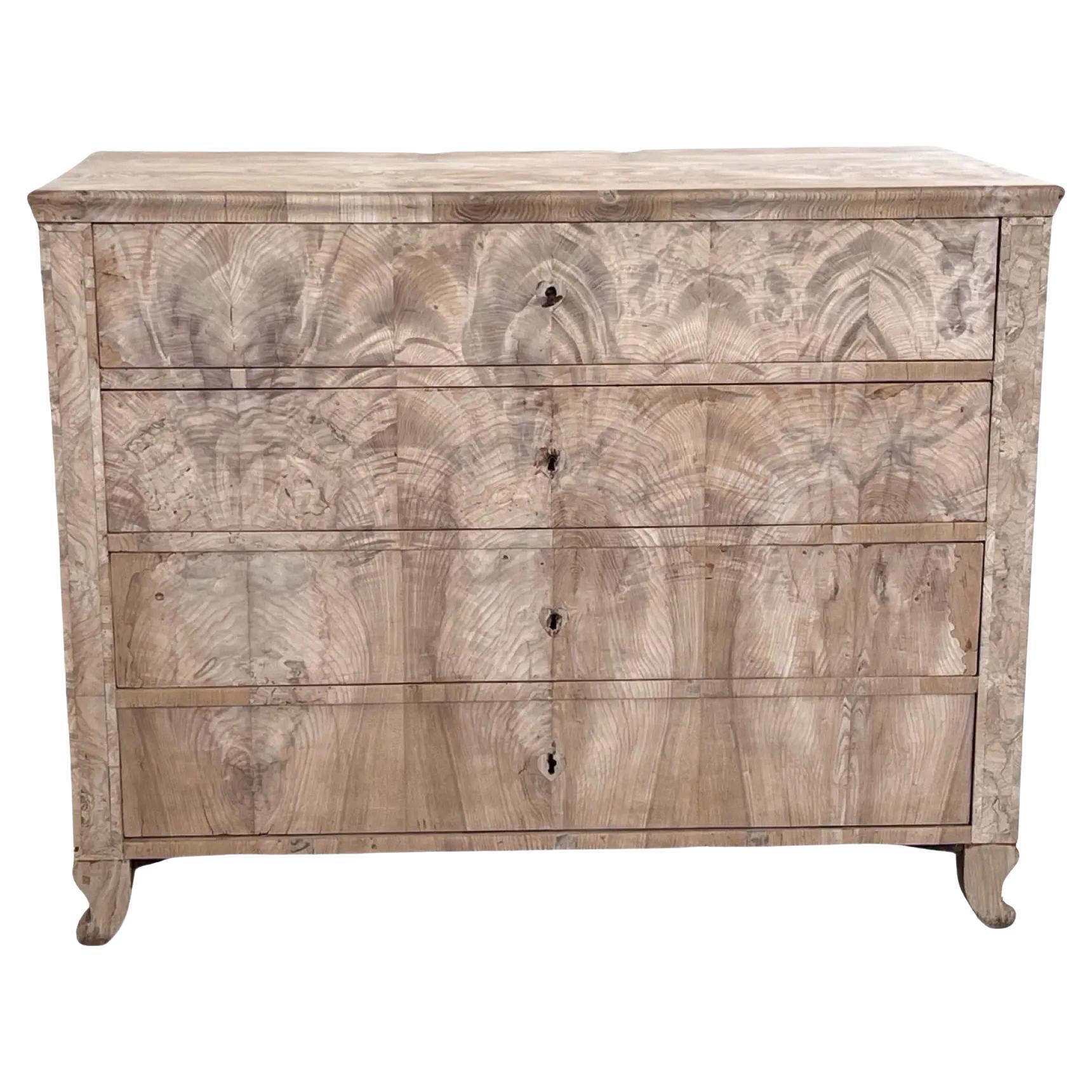 Cassettiera Biedermeier realizzata a mano in Germania all'inizio del 1800. La cassettiera presenta tre cassetti incassati e linee estremamente dritte, tipiche dello stile. Ogni cassetto presenta splendidi incastri a coda di rondine a mano e può