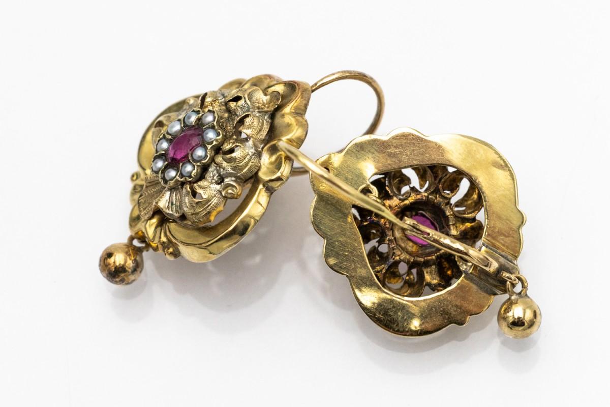 Orecchini pendenti in oro Biedermeier, Austria-Ungheria, fine del XIX secolo. in vendita 1