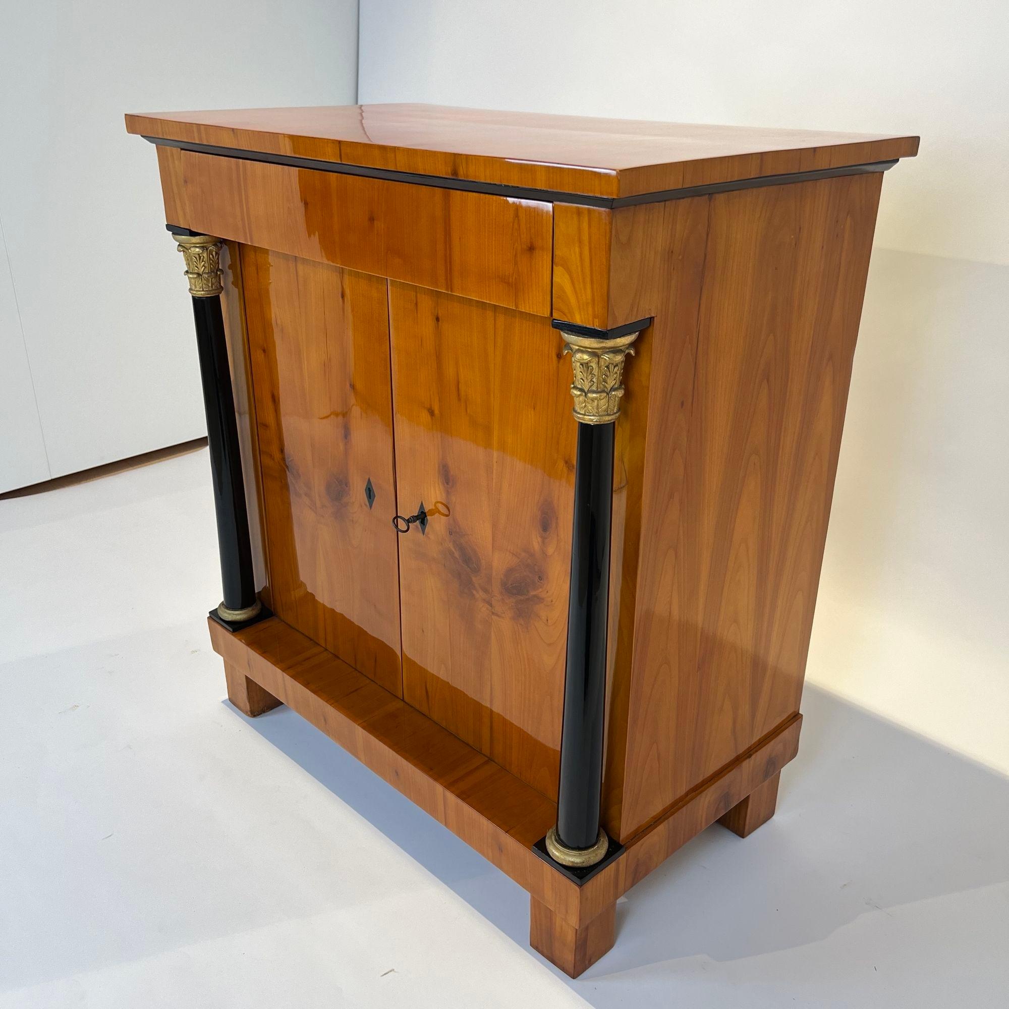 Mezzo armadio Biedermeier, impiallacciato in ciliegio, colonne piene, Germania meridionale, circa 1820 In condizioni buone in vendita a Regensburg, DE